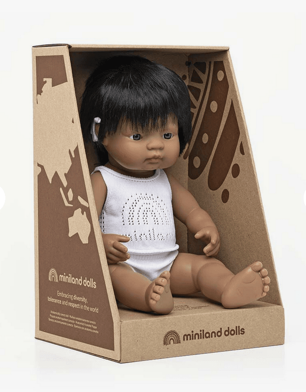Miniland Guttedukke med Høreapparat, 38 cm.