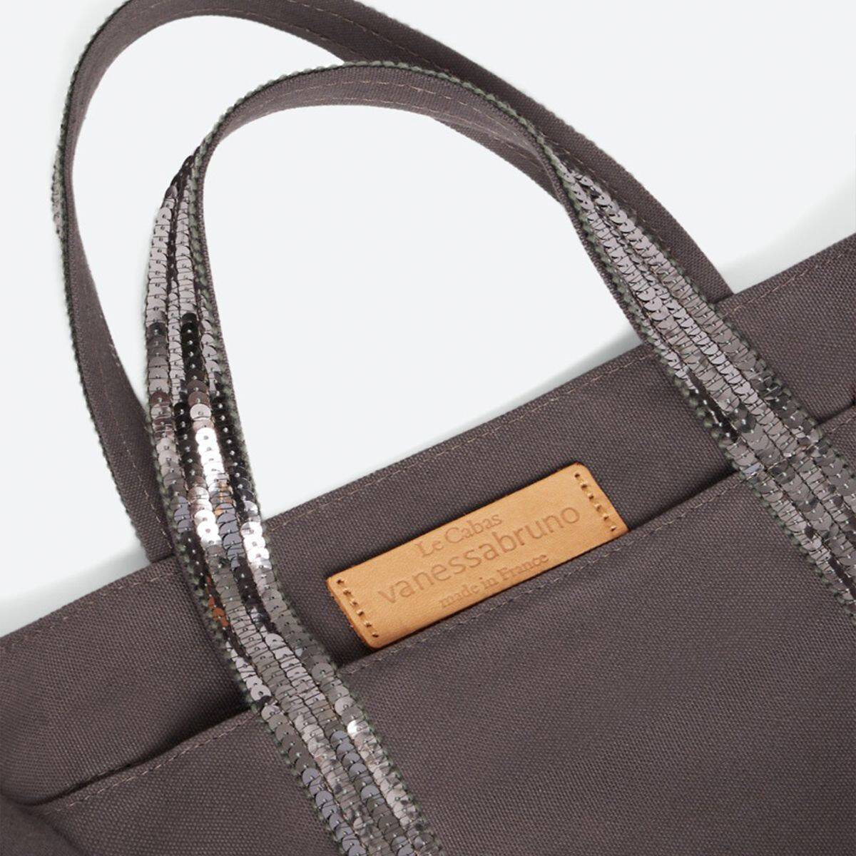 VANESSA BRUNO<br>Bolsa tamanho M em tecido resistente e zecchinos