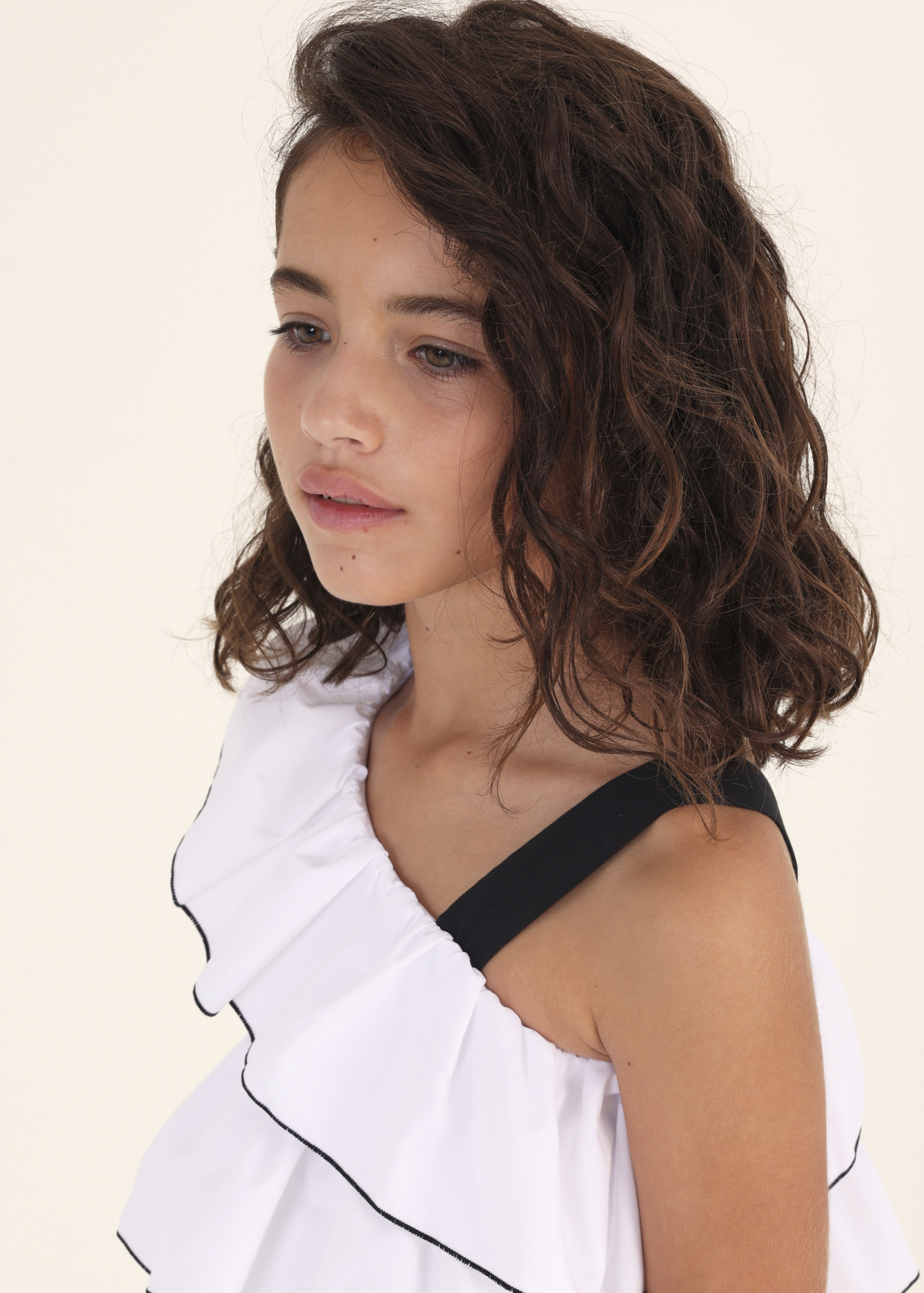 Blusa assimétrica com babados para meninas