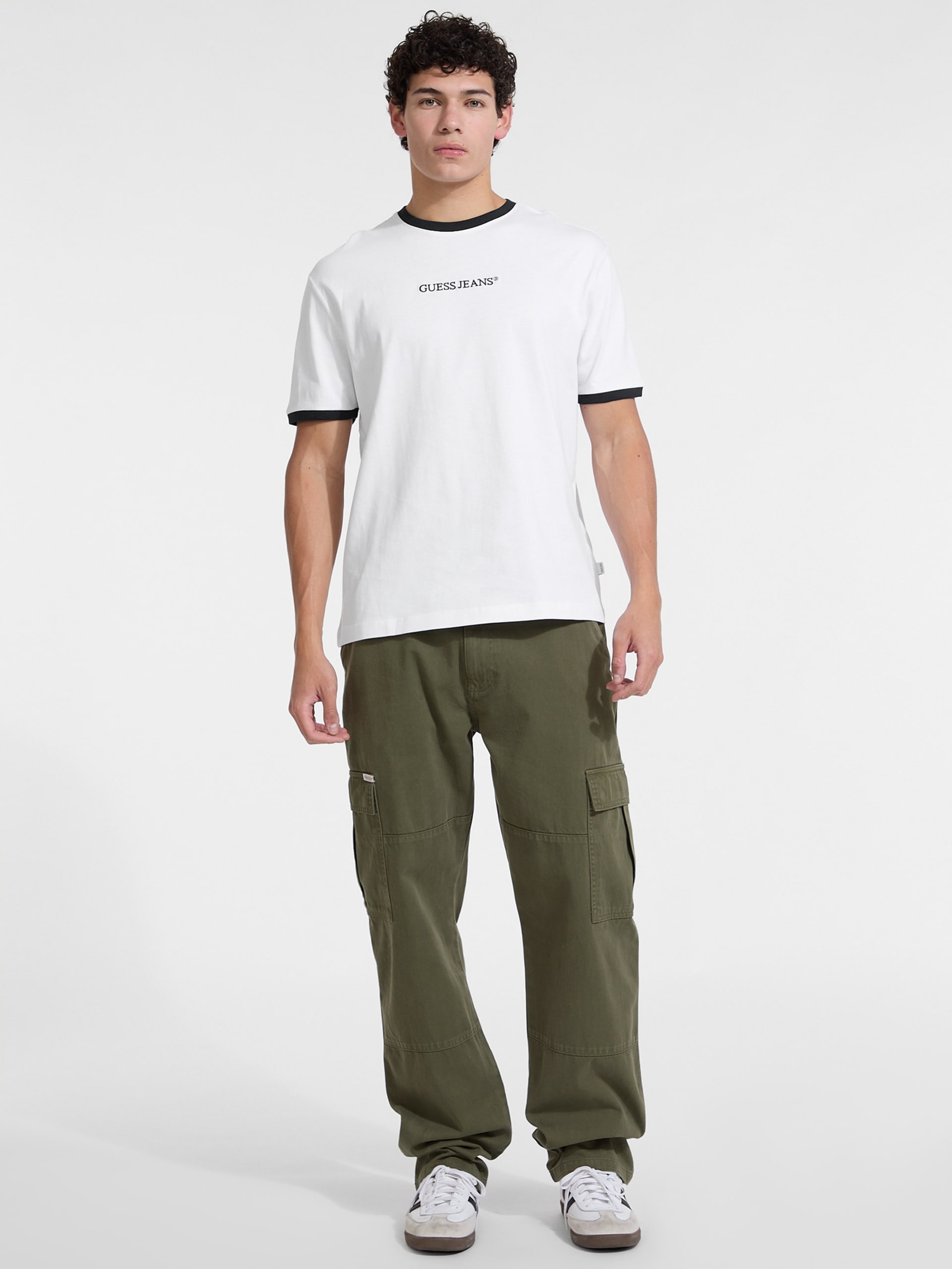 Camiseta com gola redonda e logo