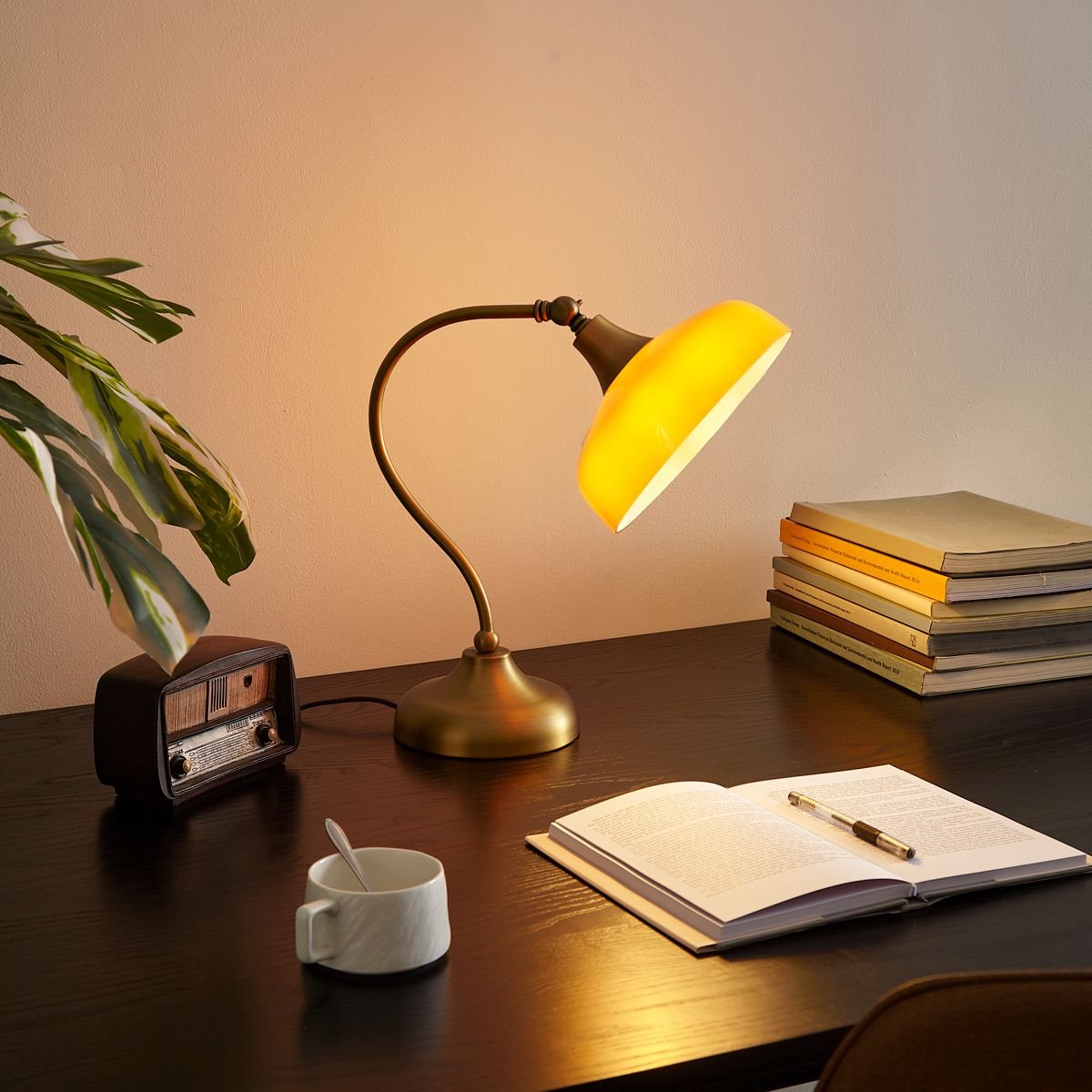 Klassieke tafellamp brons met oranje opaal glas - Clerk