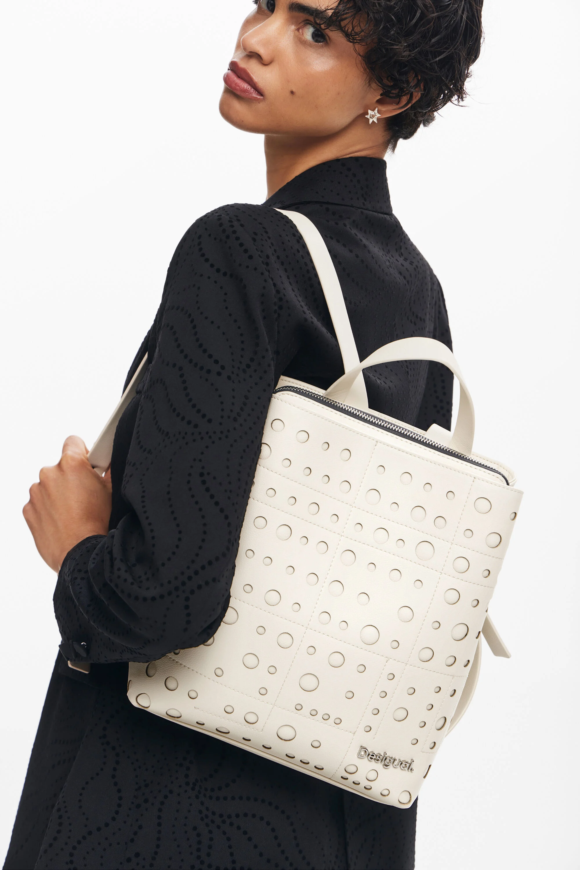 Mochila de couro sintético com círculos