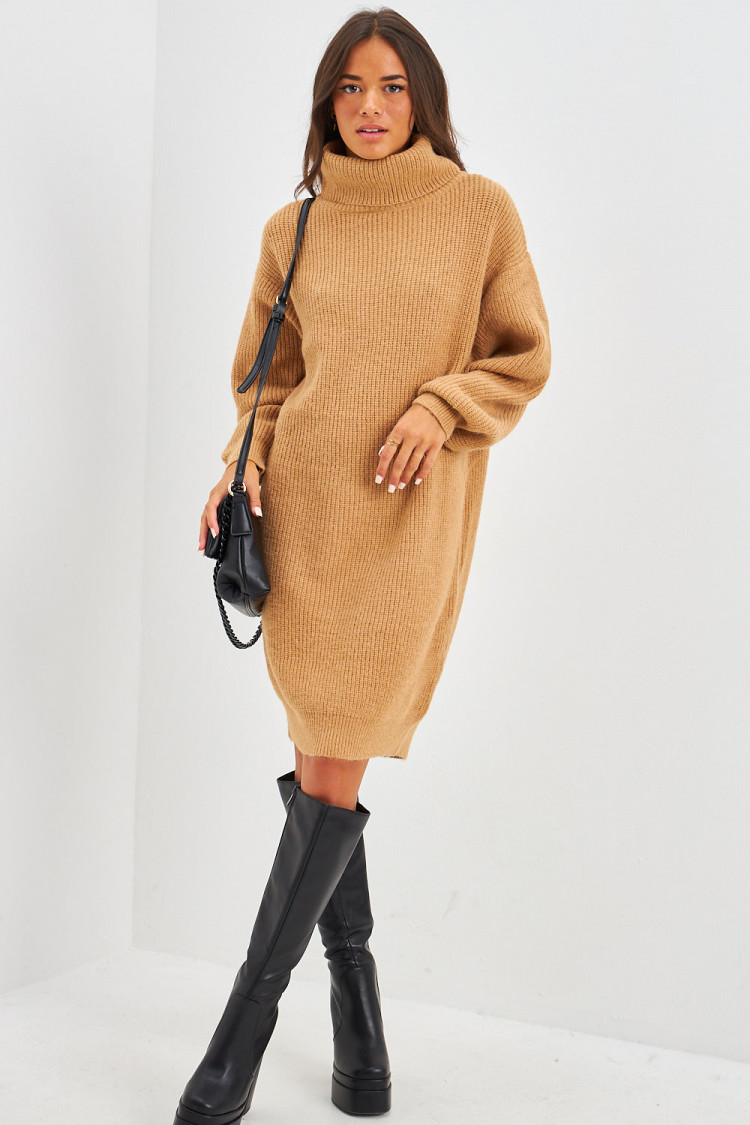 Robe pull en maille camel à col roulé