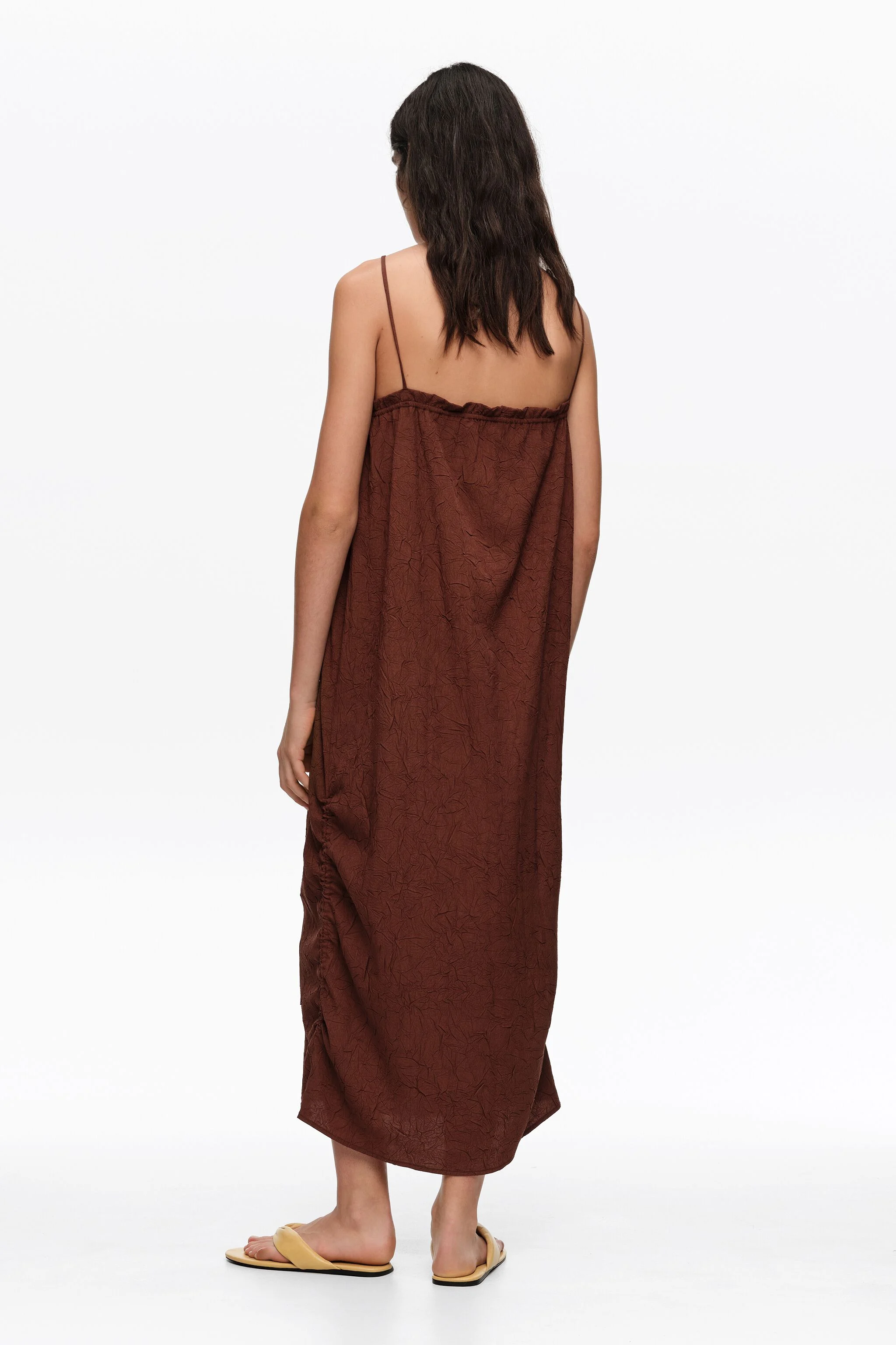 Vestido midi marrom com alças ajustáveis