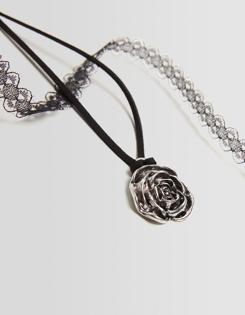Conjunto de 2 colares choker com cordão.