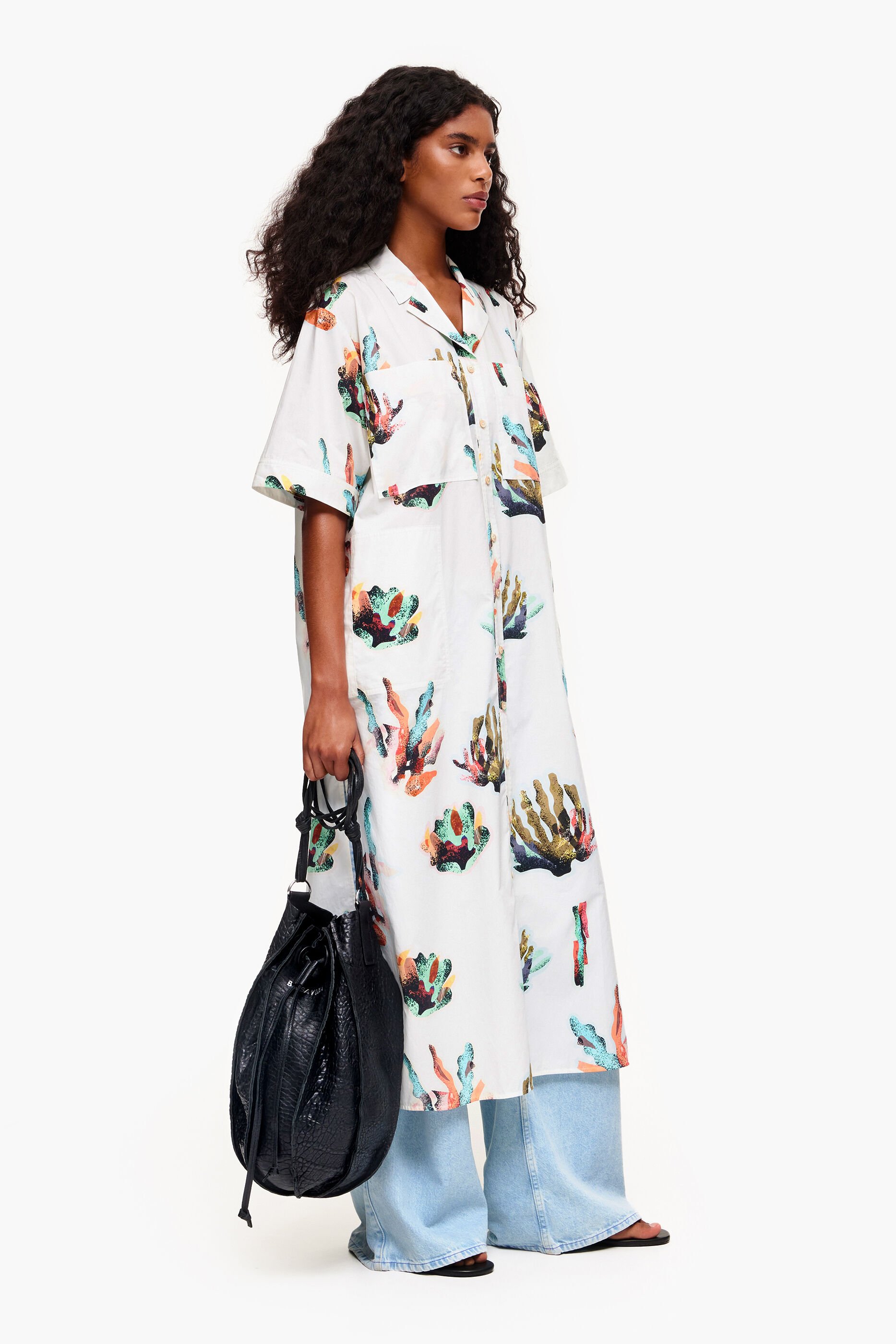 Vestido camiseiro com estampa coral e marfim
