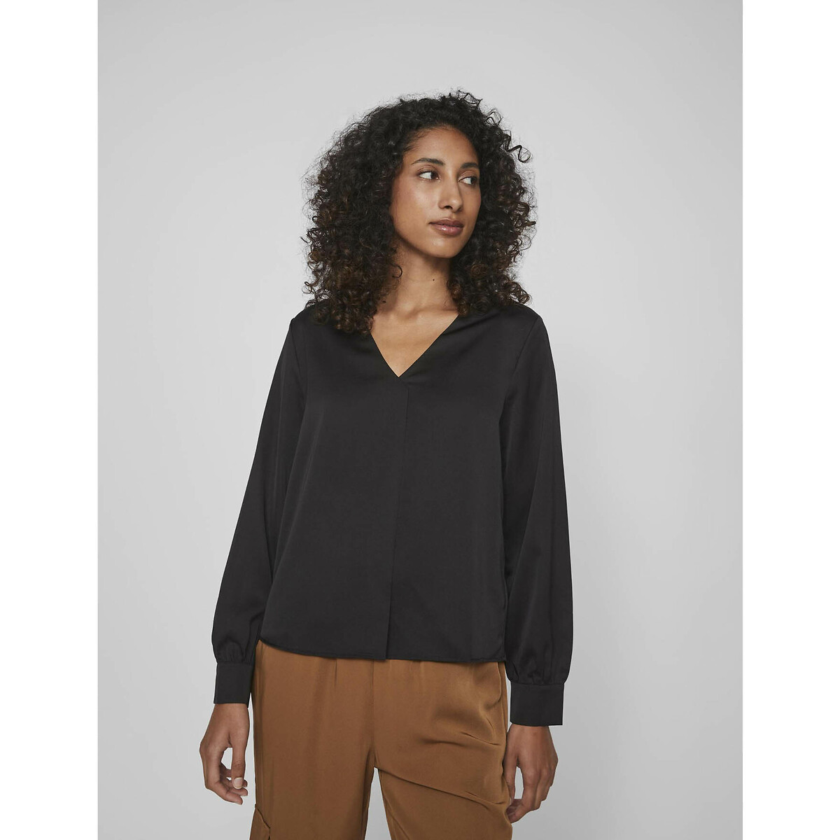 VILA<br>Blusa de cetim, decote em V, mangas compridas
