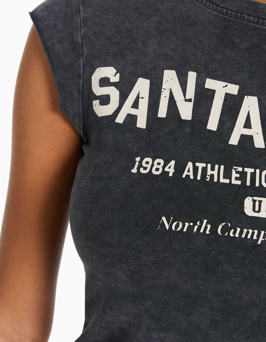 Camiseta cropped de manga curta com estampa