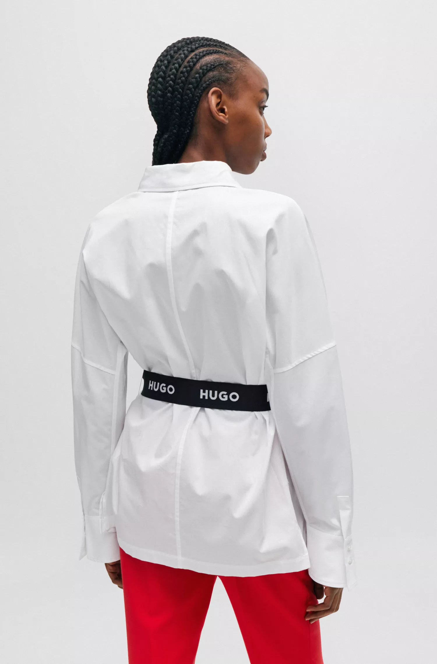 Blusa HUGO vermelha, corte regular, com cinto elástico da marca.