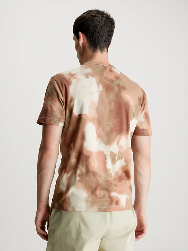 Camiseta com estampa camuflada
