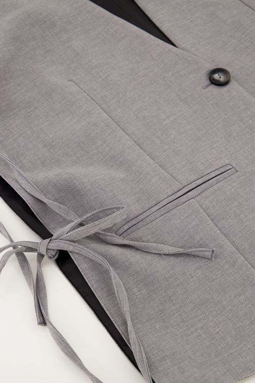Grijs gilet met strikjes aan de zijkant