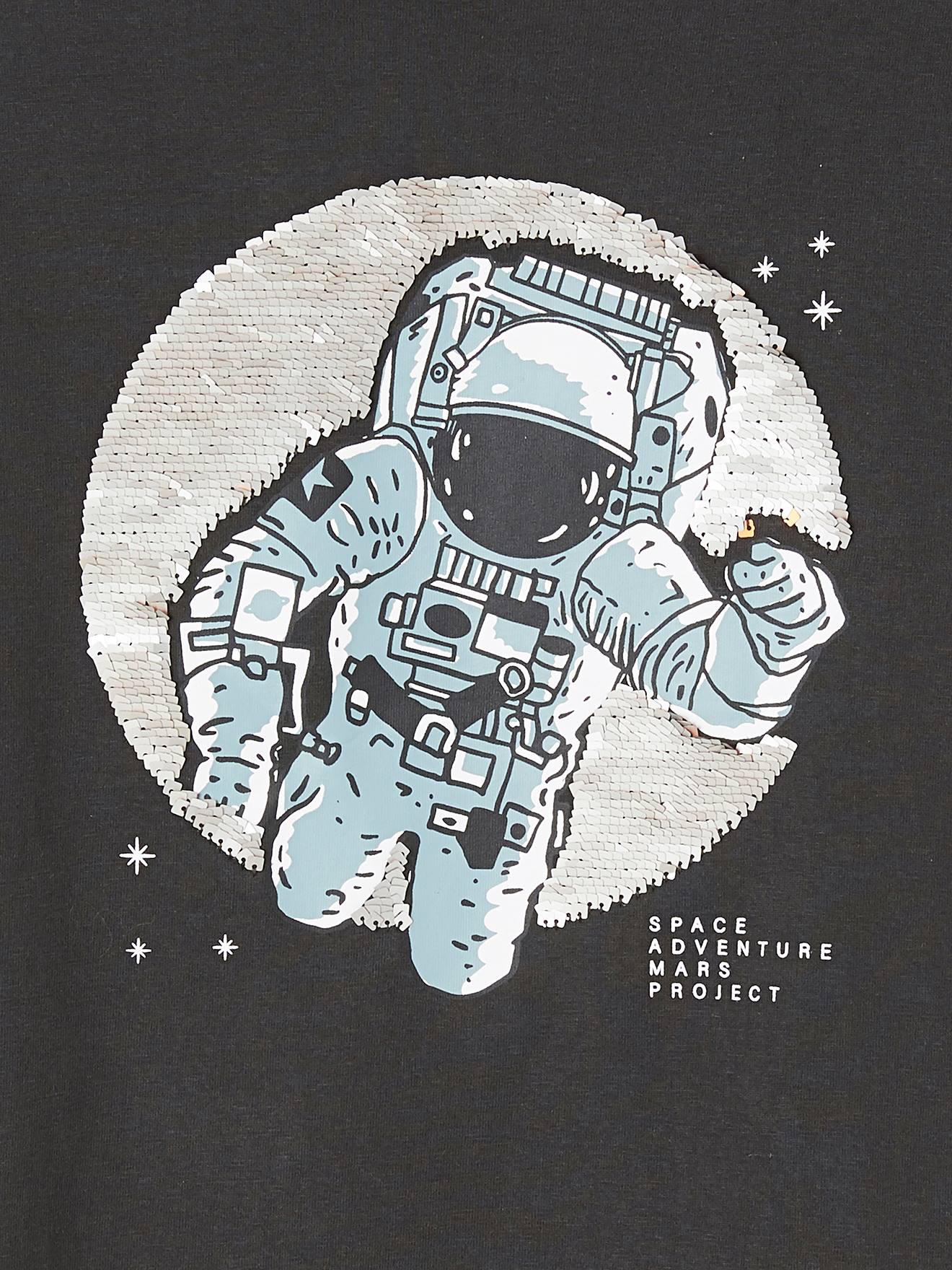 Camiseta infantil masculina reversível com lantejoulas e estampa de astronauta, cinza mesclado.
