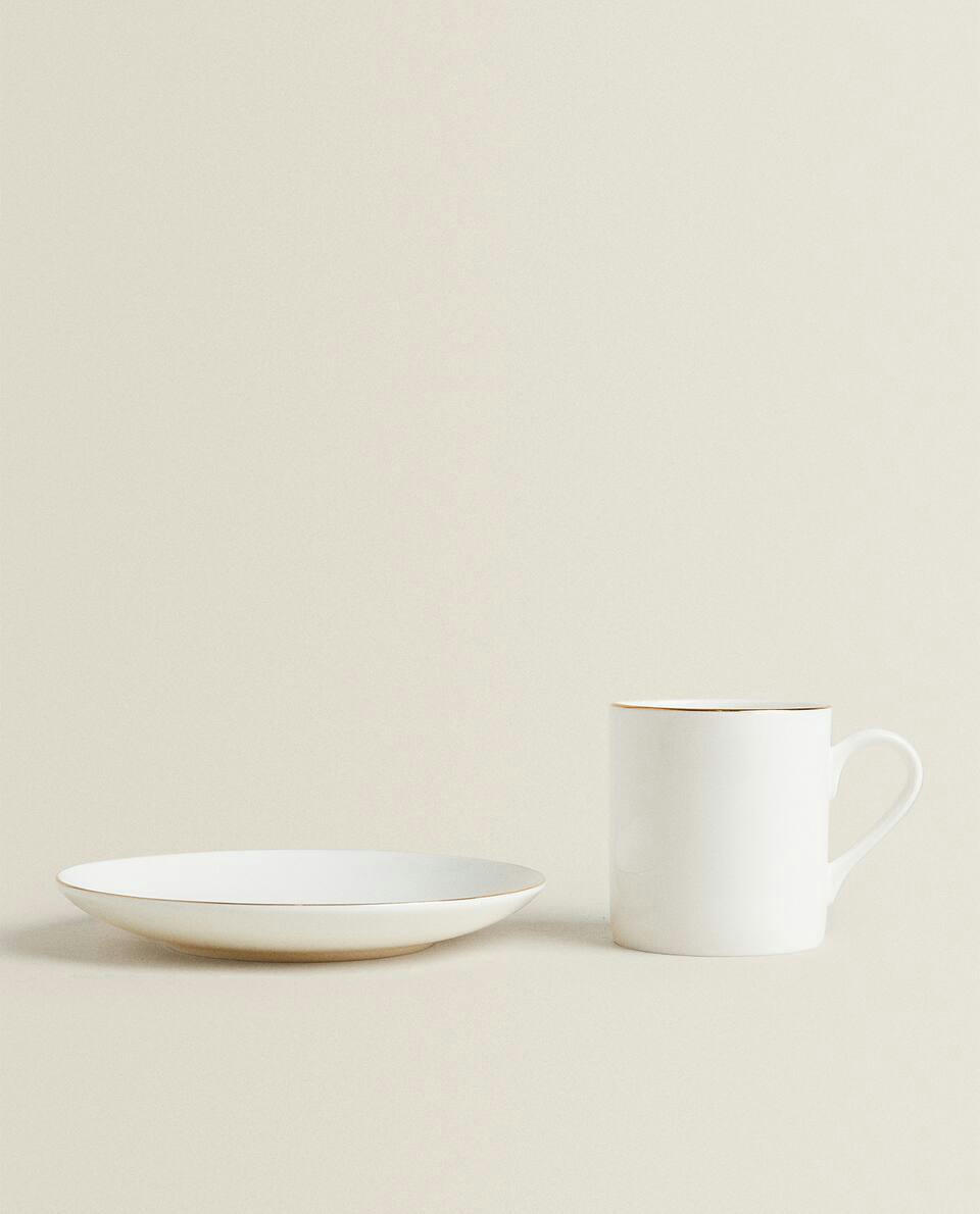 Xícara de café e pires em porcelana dourada
