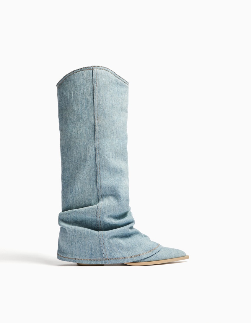 Botas de cowboy de salto alto em jeans