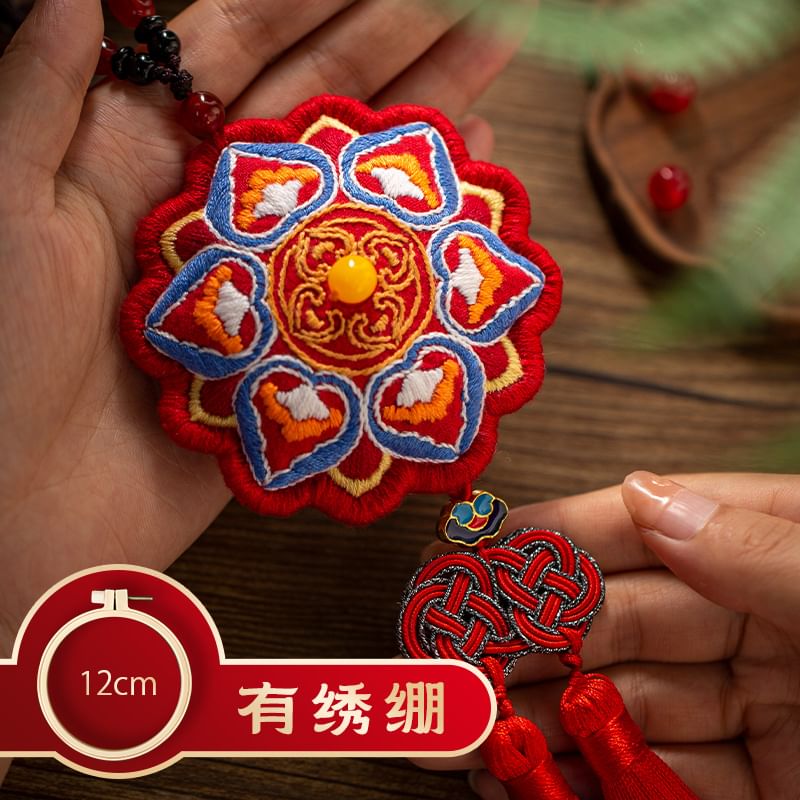 Embroidery Kingdom - DIY borduurpakket met hangende kwastjes (verschillende ontwerpen)