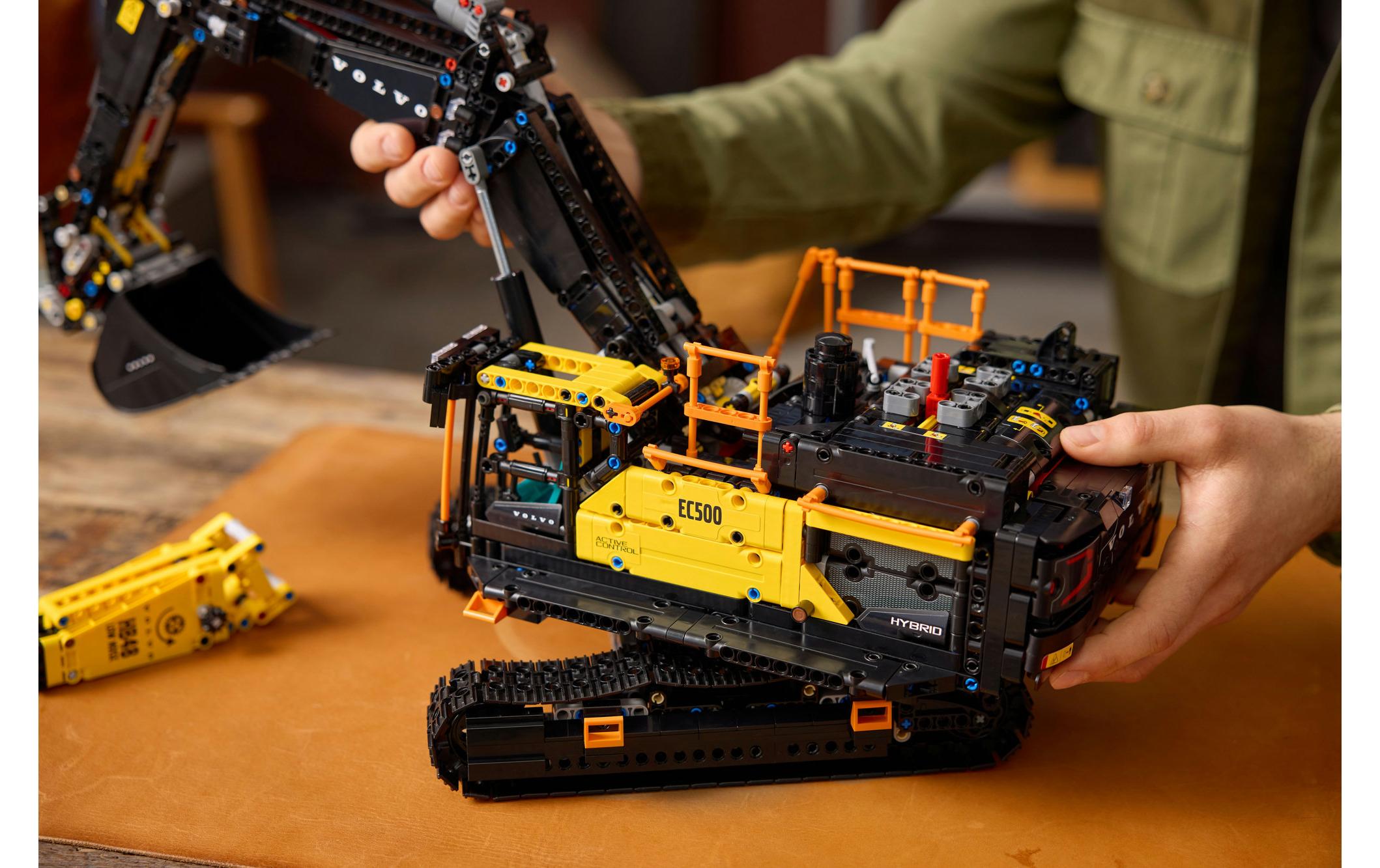 Technic Volvo EC500 Hybrid Bagger, 42215<br>Funktionsreicher Set mit austauschbaren Baggerwerkzeugen