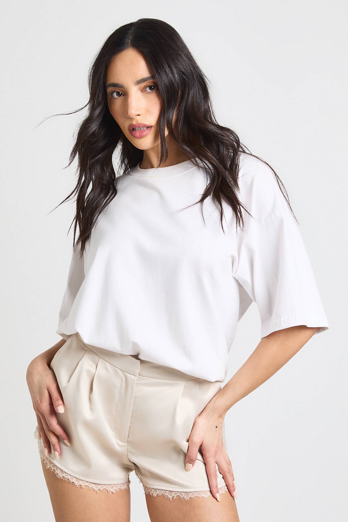 boohoo Short En Satin Ajusté Avec Bordure En Dentelle