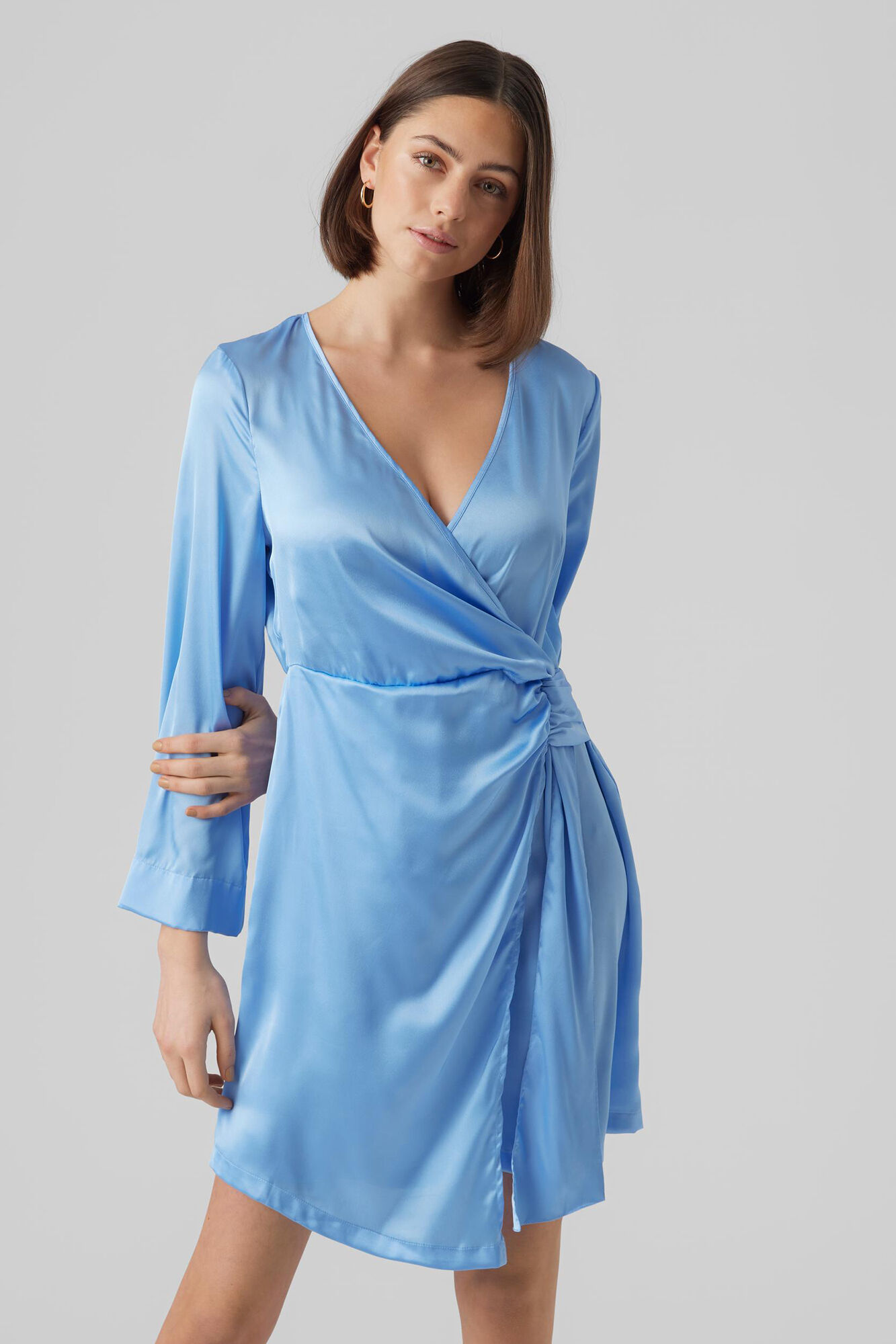 Vestido curto envelope de cetim - Azul escuro