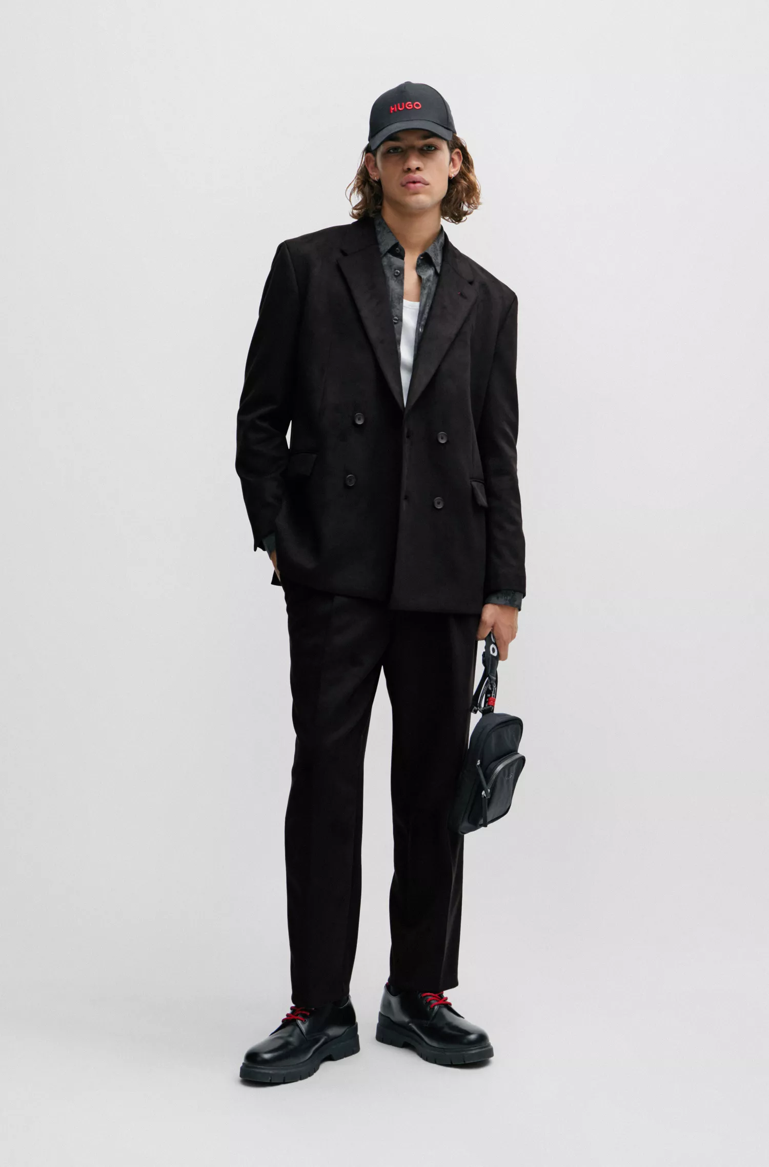 Terno HUGO vermelho, corte slim, em jérsei elástico de alta performance.