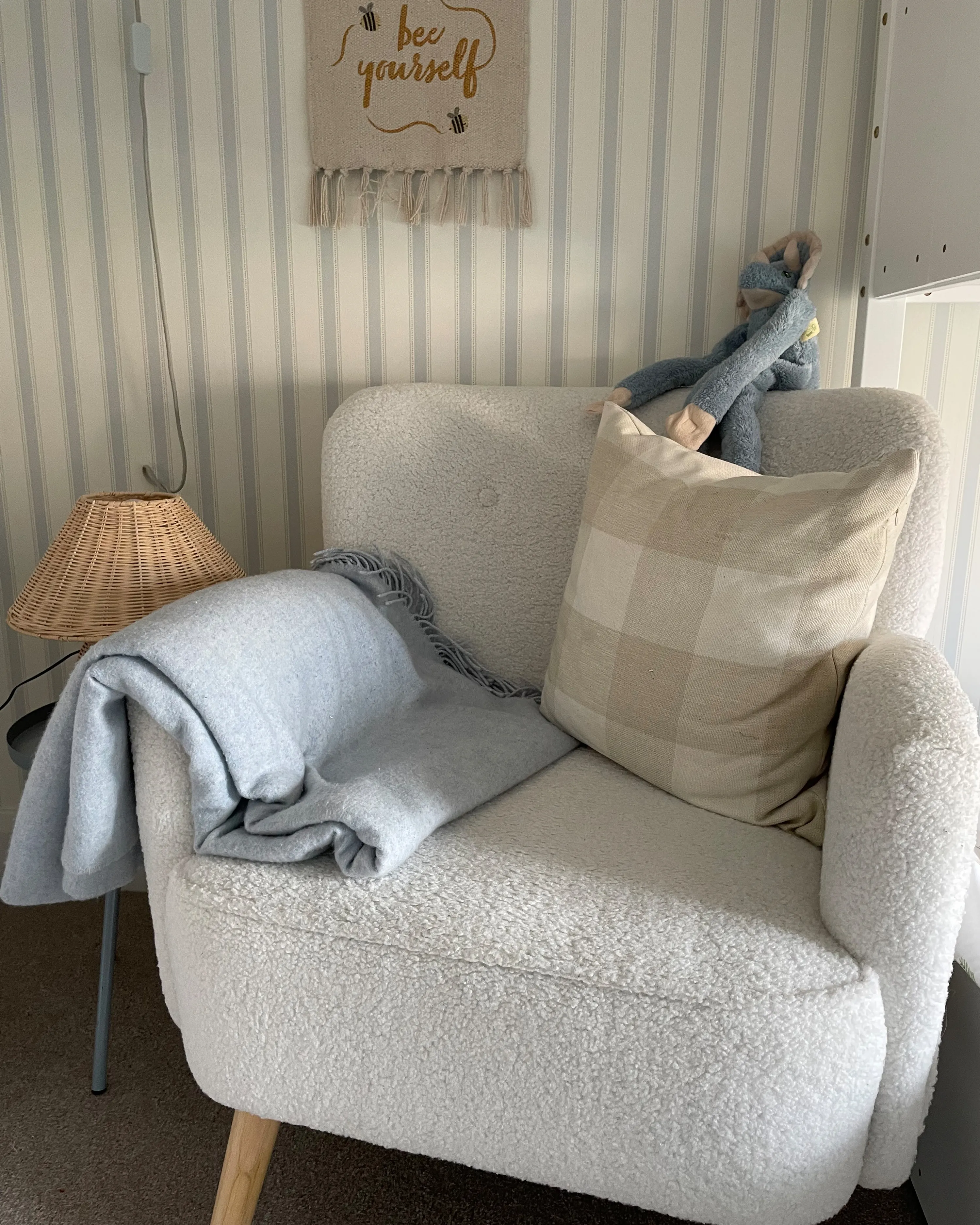 Fauteuil TUMBA met voetenbank Bouclé Wit