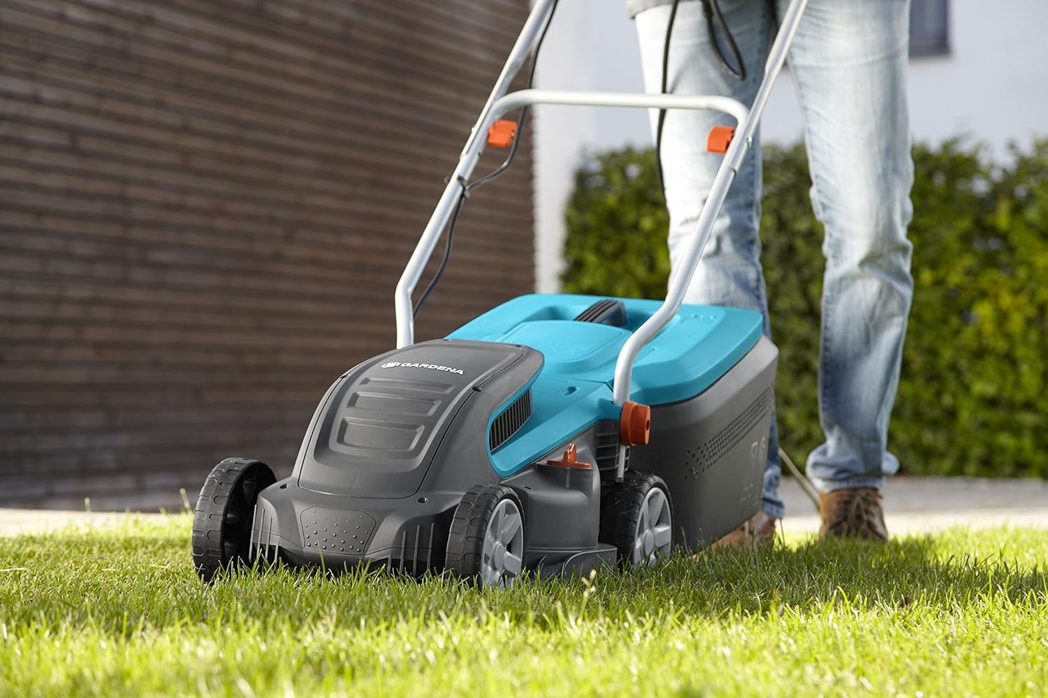 Gardena PowerMax Elektro-Rasenmäher 1400/34: Rasenmäher bis 400 m², 34 cm Schnittbreite, 40 l Fassungsvolumen, ErgoTec Plus-Handgriff (5034-20)