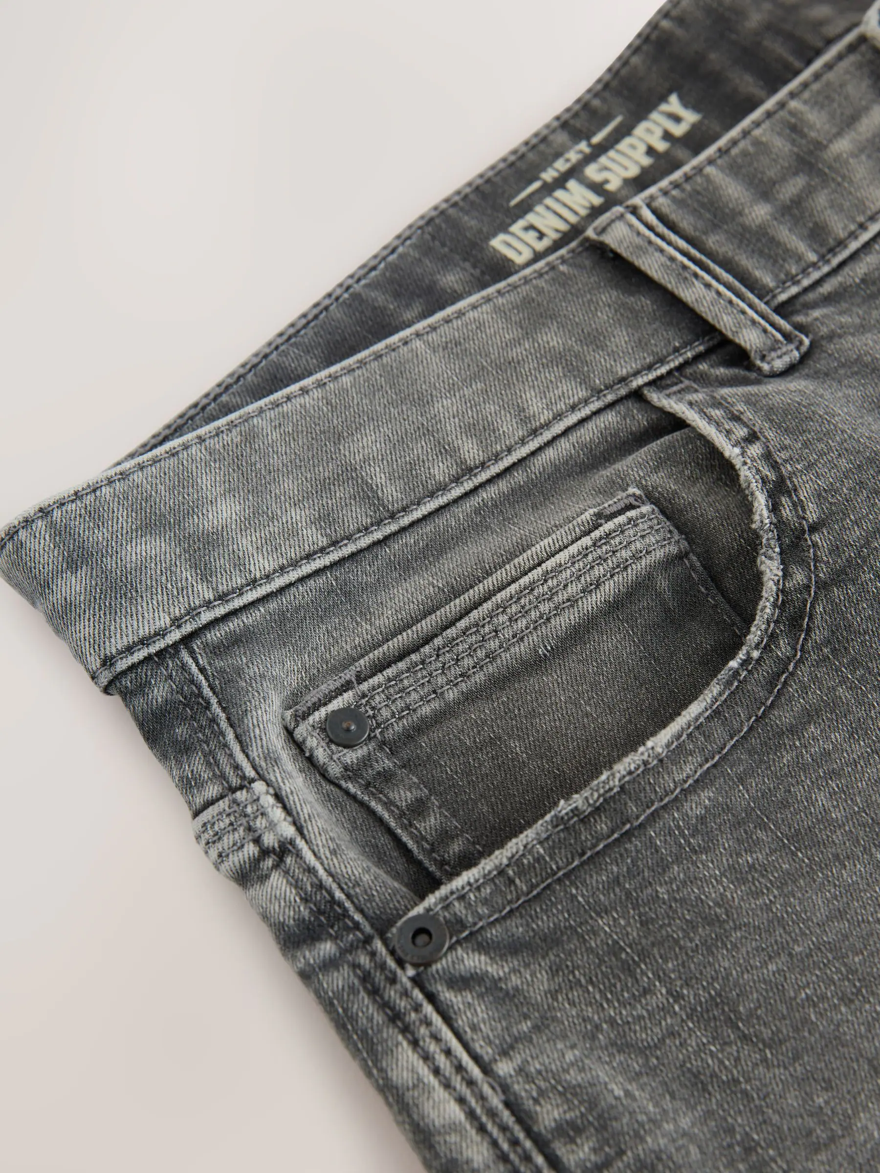 Grijs - Standaard toelopende pasvorm - Authentieke stretch denim jeans