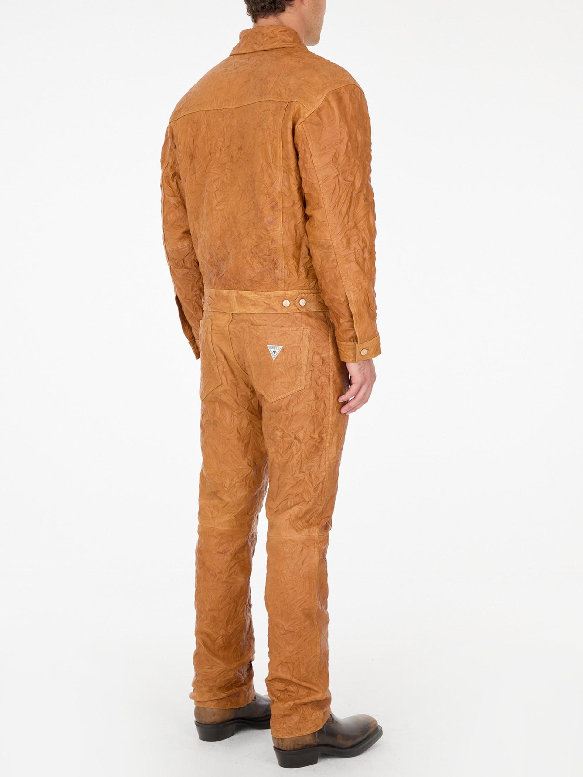 calça de couro enrugado