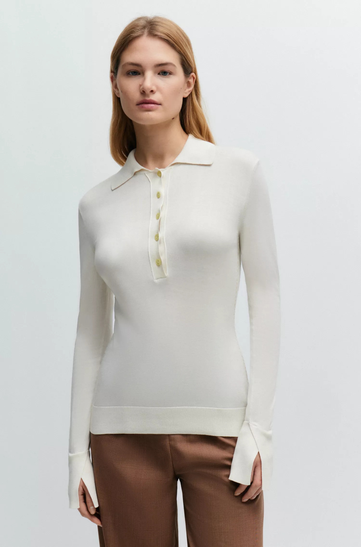 Suéter BOSS de seda preta com gola polo e modelagem slim.