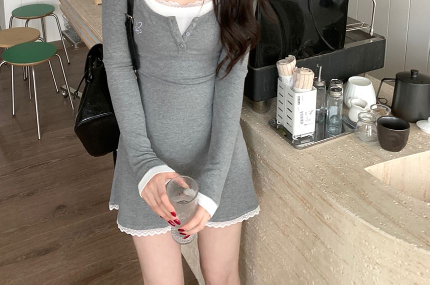 Okalpis - Set: Henley-mini-A-lijnjurk met lange mouwen en geborduurde kanten rand + effen camisole-top