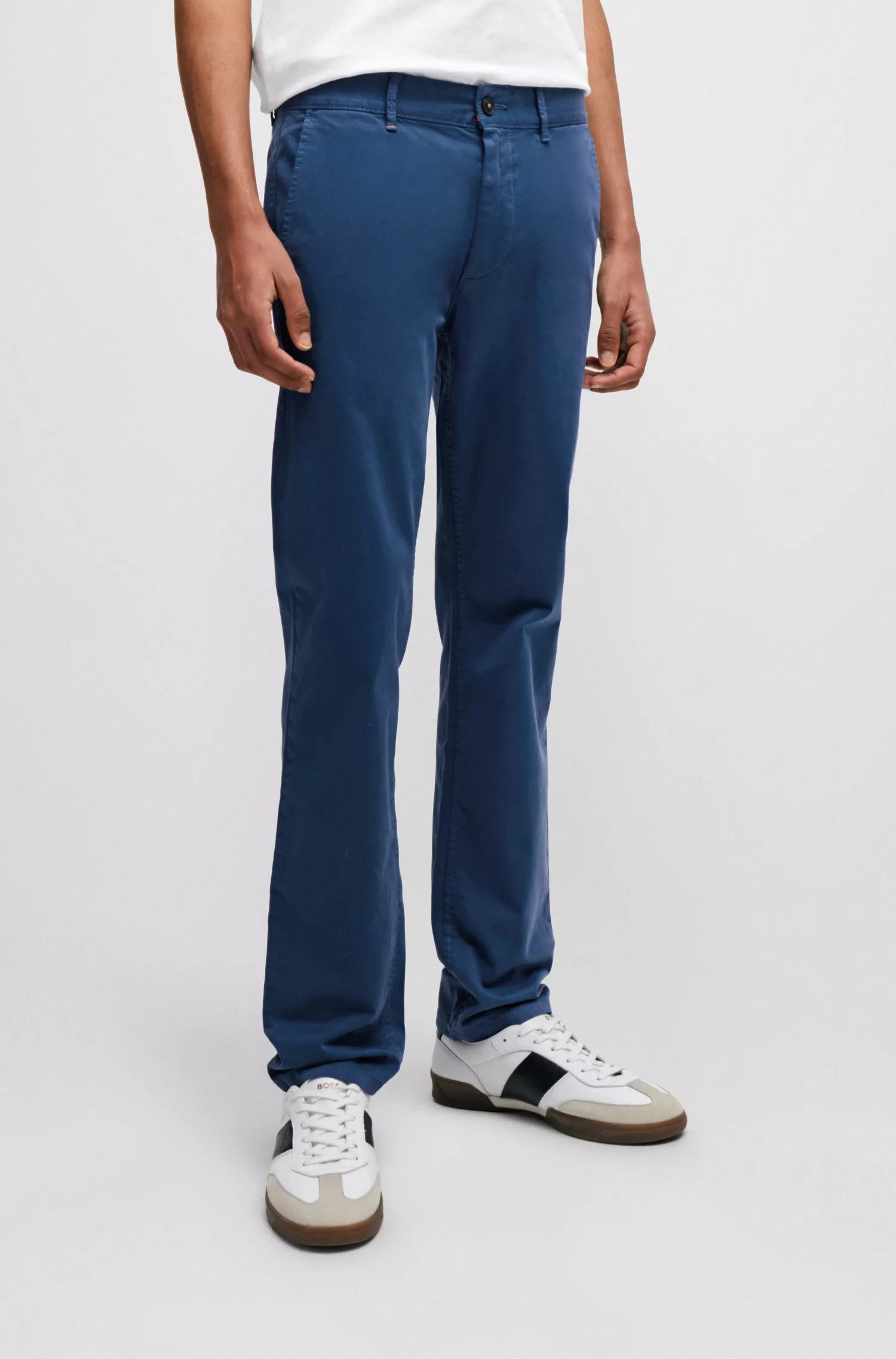 Calça chino BOSS laranja, corte slim, em cetim de algodão elástico.