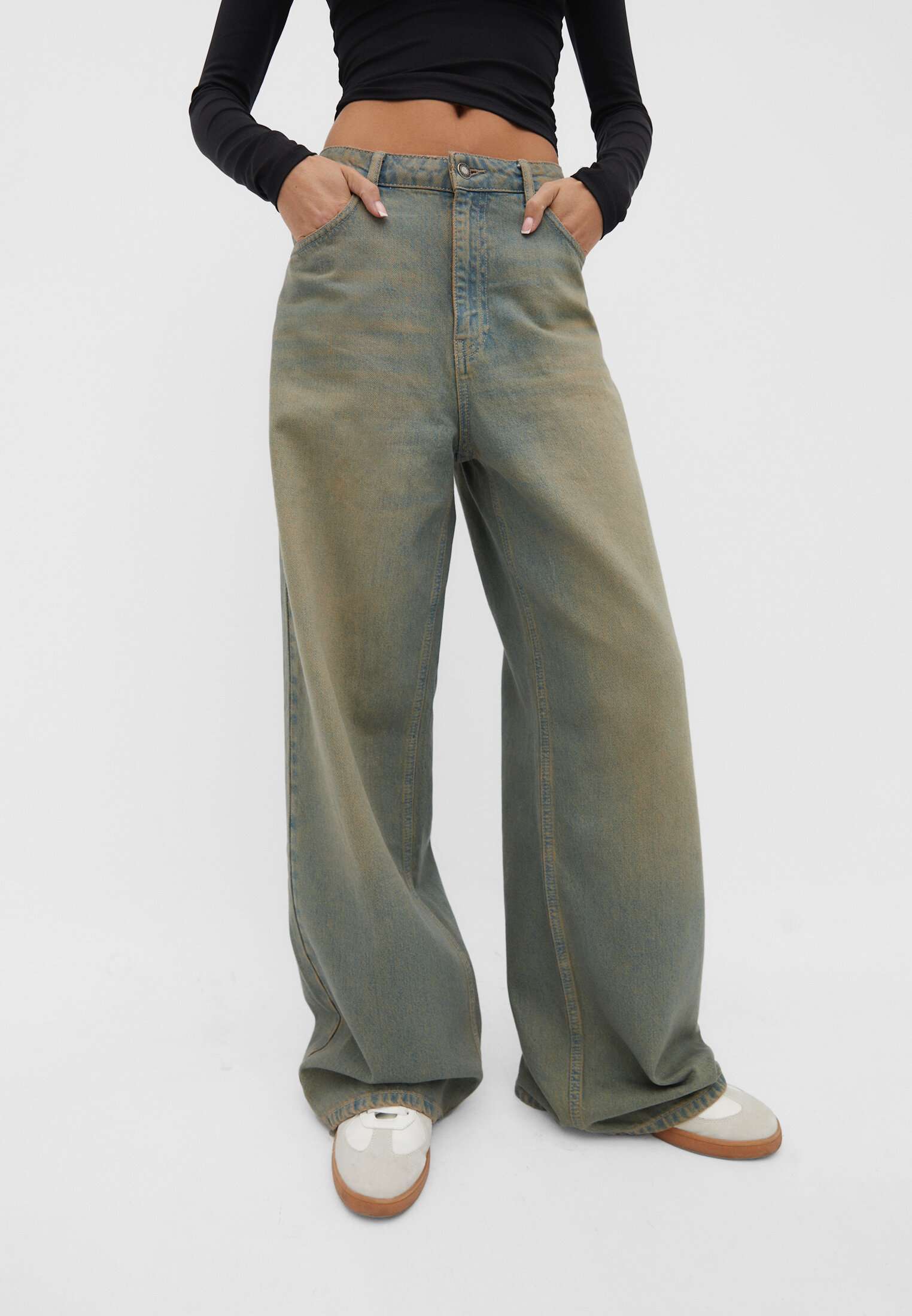 Calça jeans de cintura baixa e pernas largas