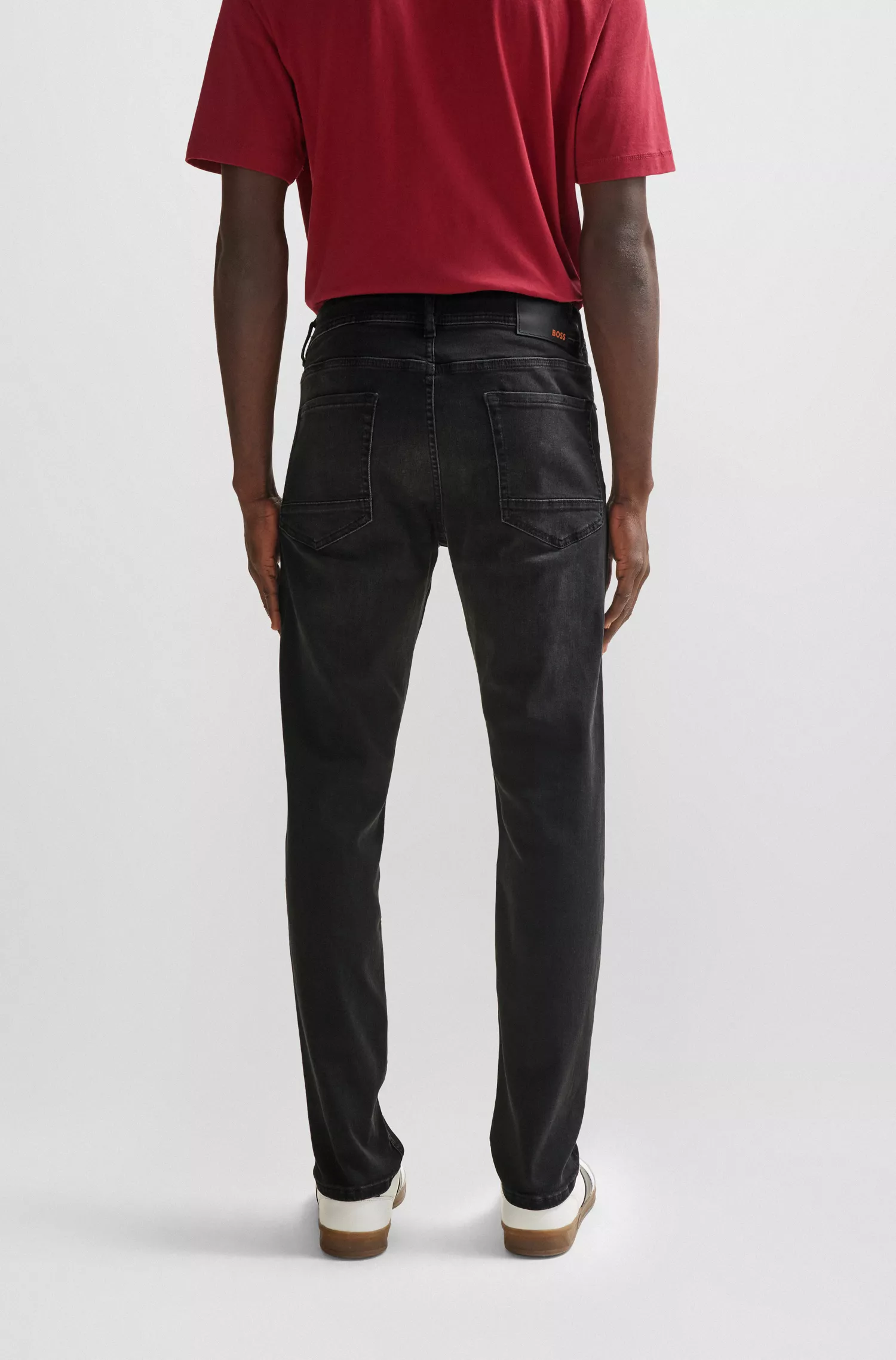 Calça jeans BOSS laranja, corte afunilado, em denim preto super elástico.