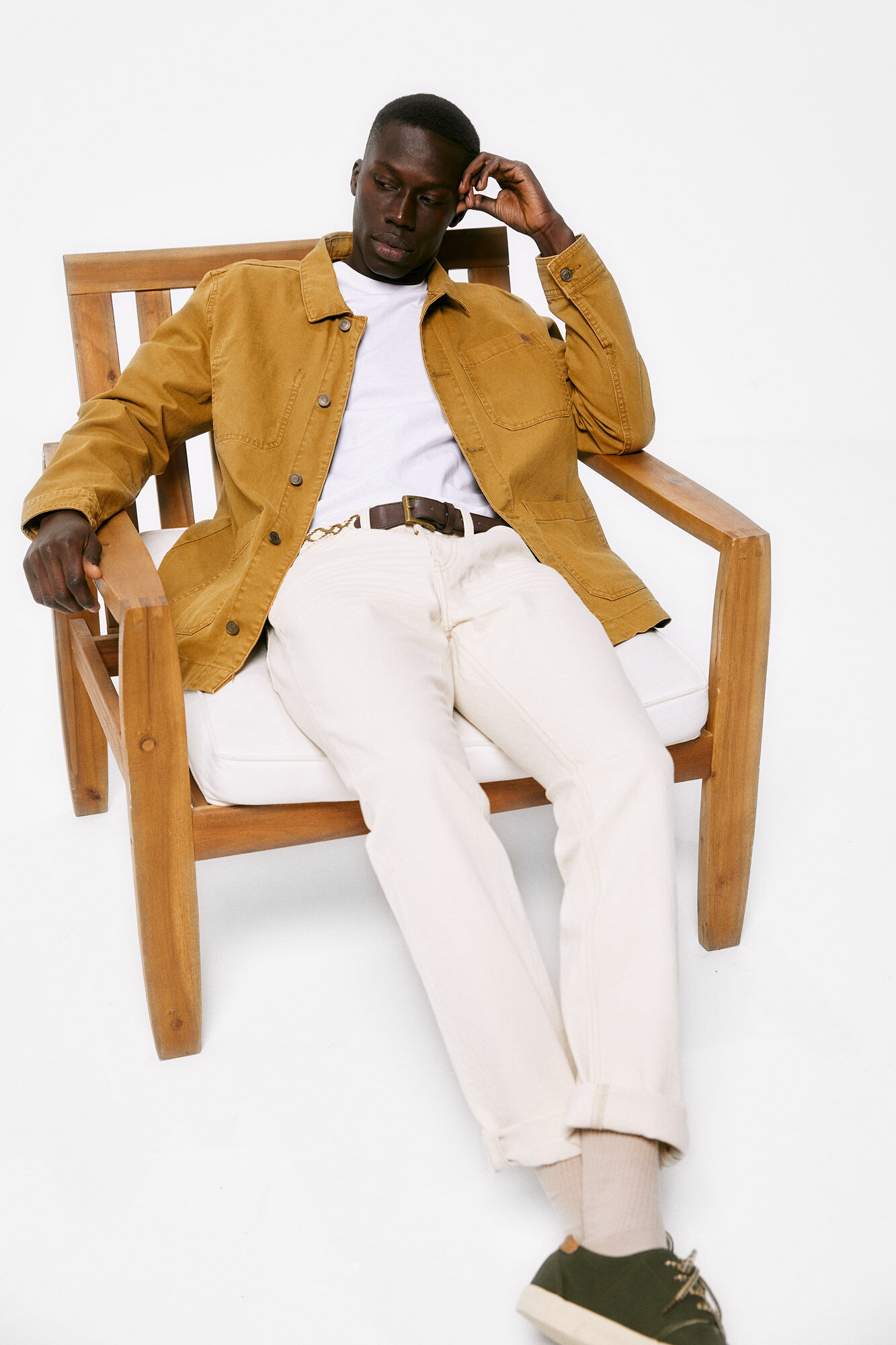 Calça jeans slim com lavagem crua - estampa em fundo branco