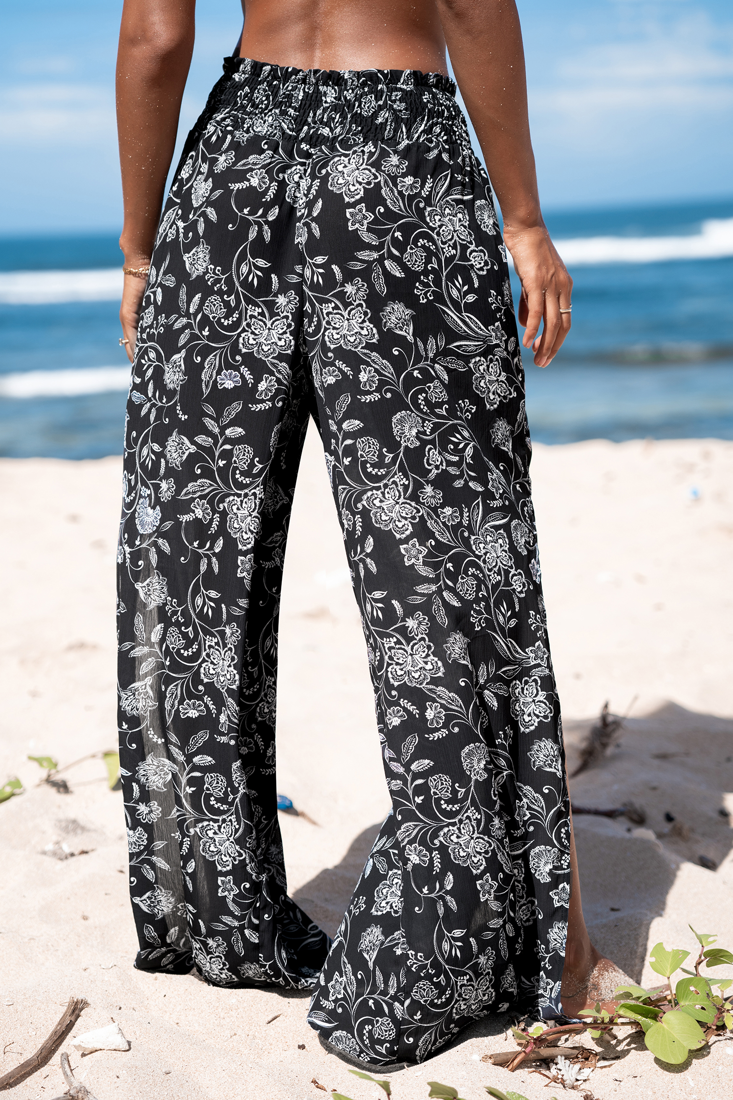 Pantalon cover up fleuri avec taille à smocks noir