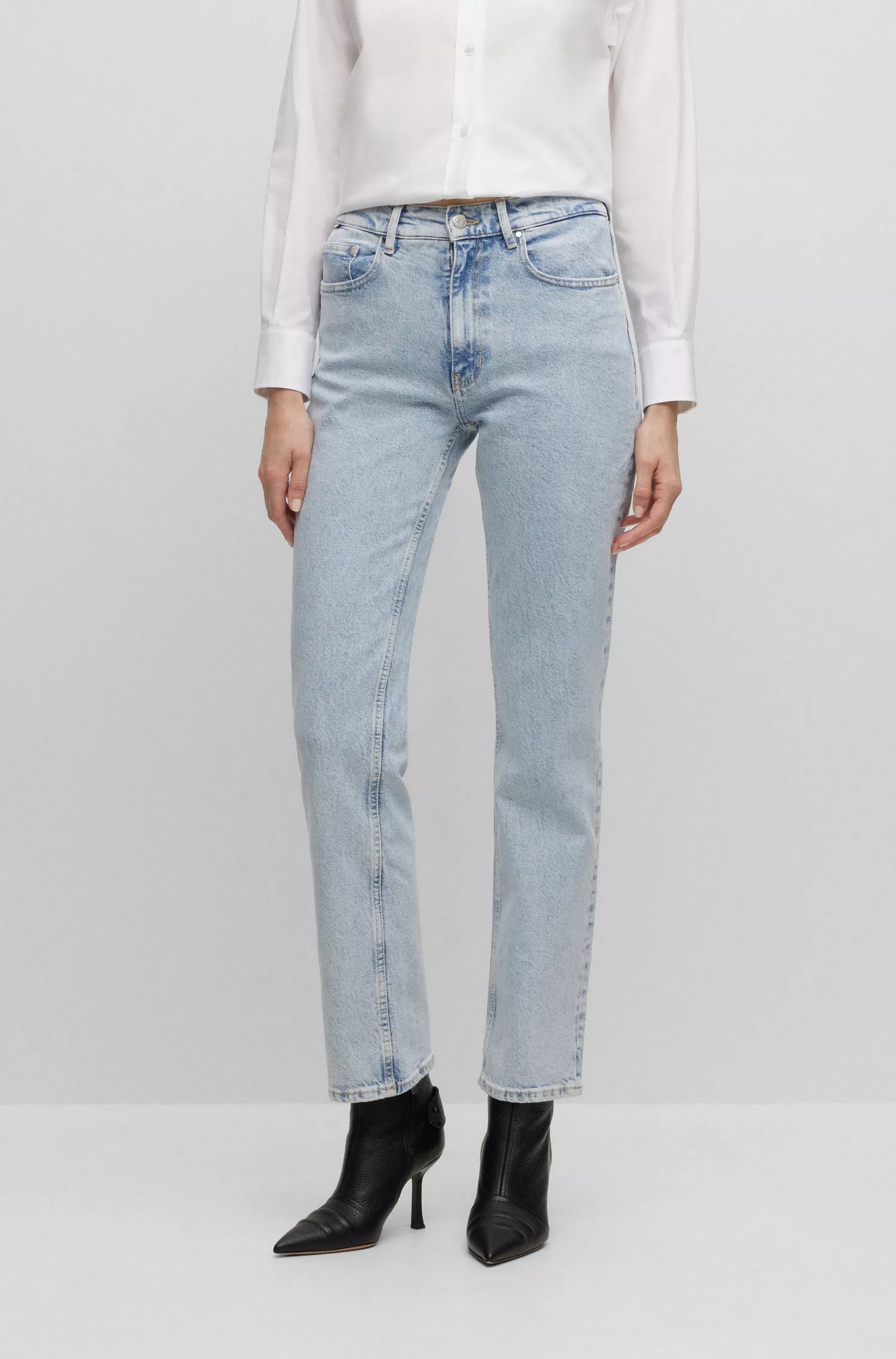 Calça jeans BOSS preta de cintura alta em denim azul com detalhes utilitários.