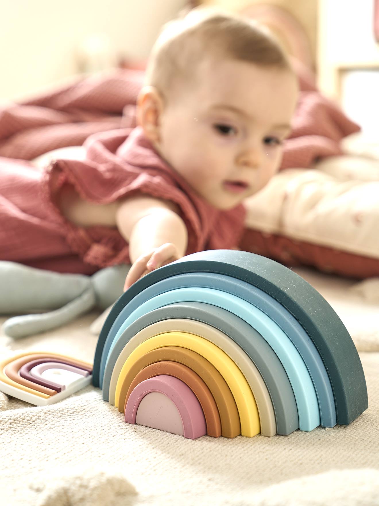 Arco-íris de silicone empilhável azul escuro liso