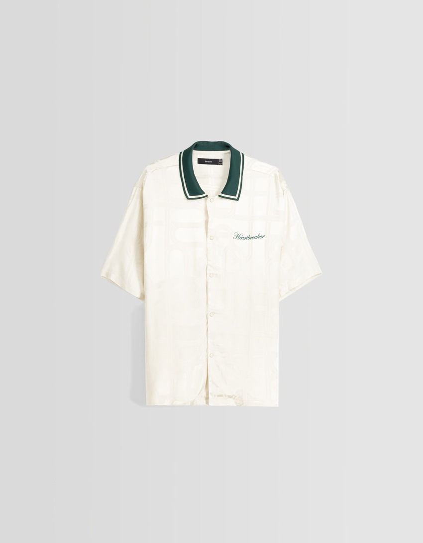 Camisa de manga curta em jacquard com gola em cetim canelado.