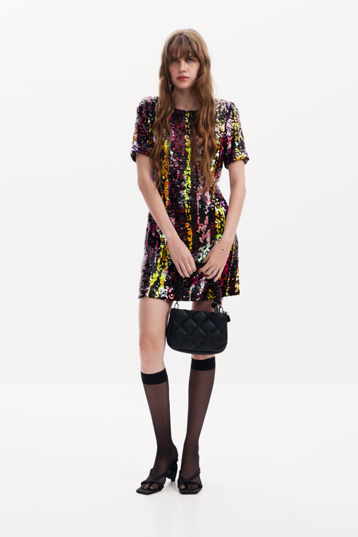 Vestido curto com lantejoulas