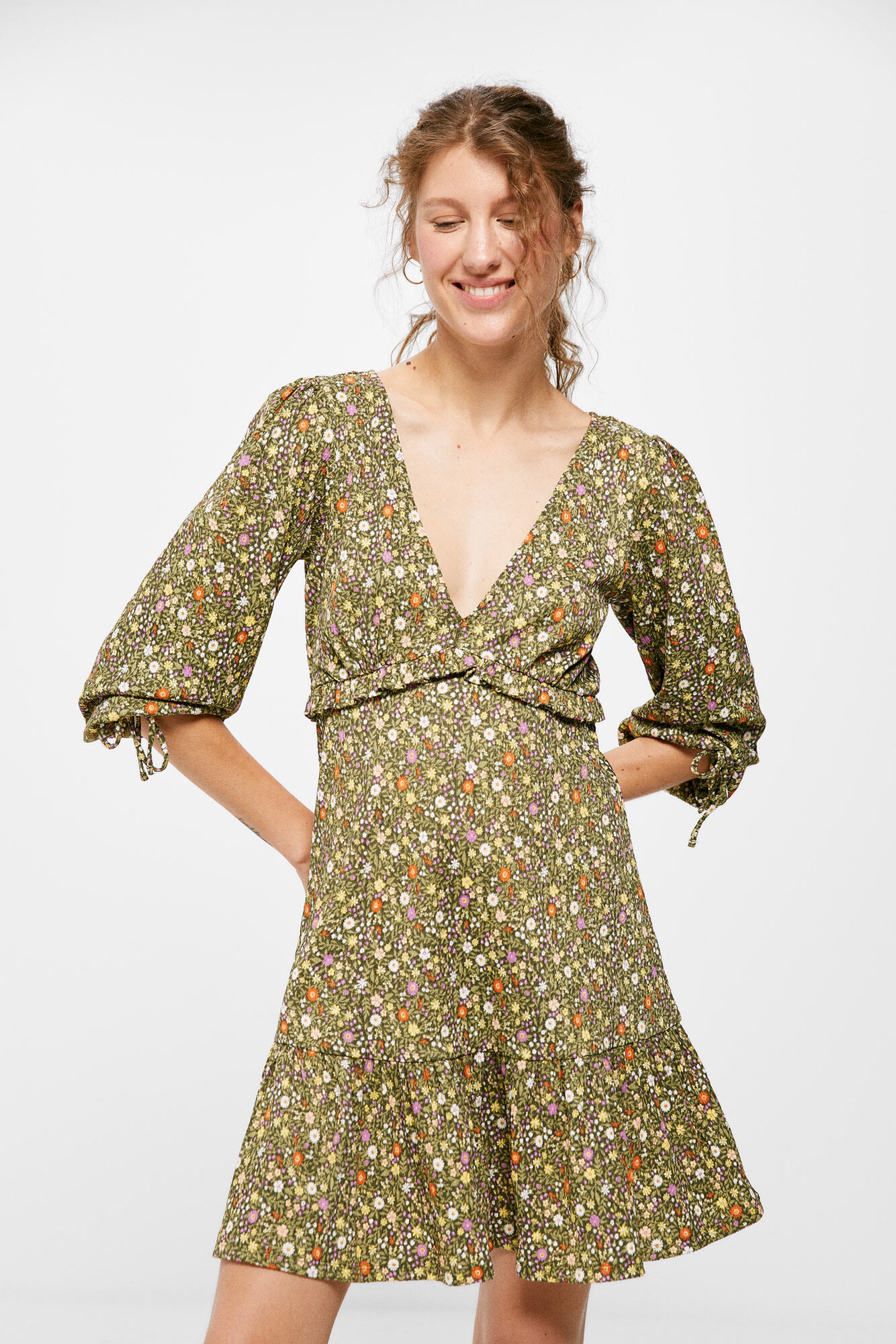 Vestido curto com estampa de babados