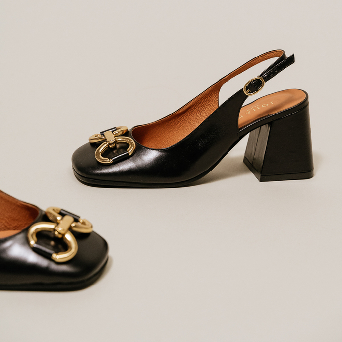 Escarpins à bouts carrés et mors dorés  en cuir noir