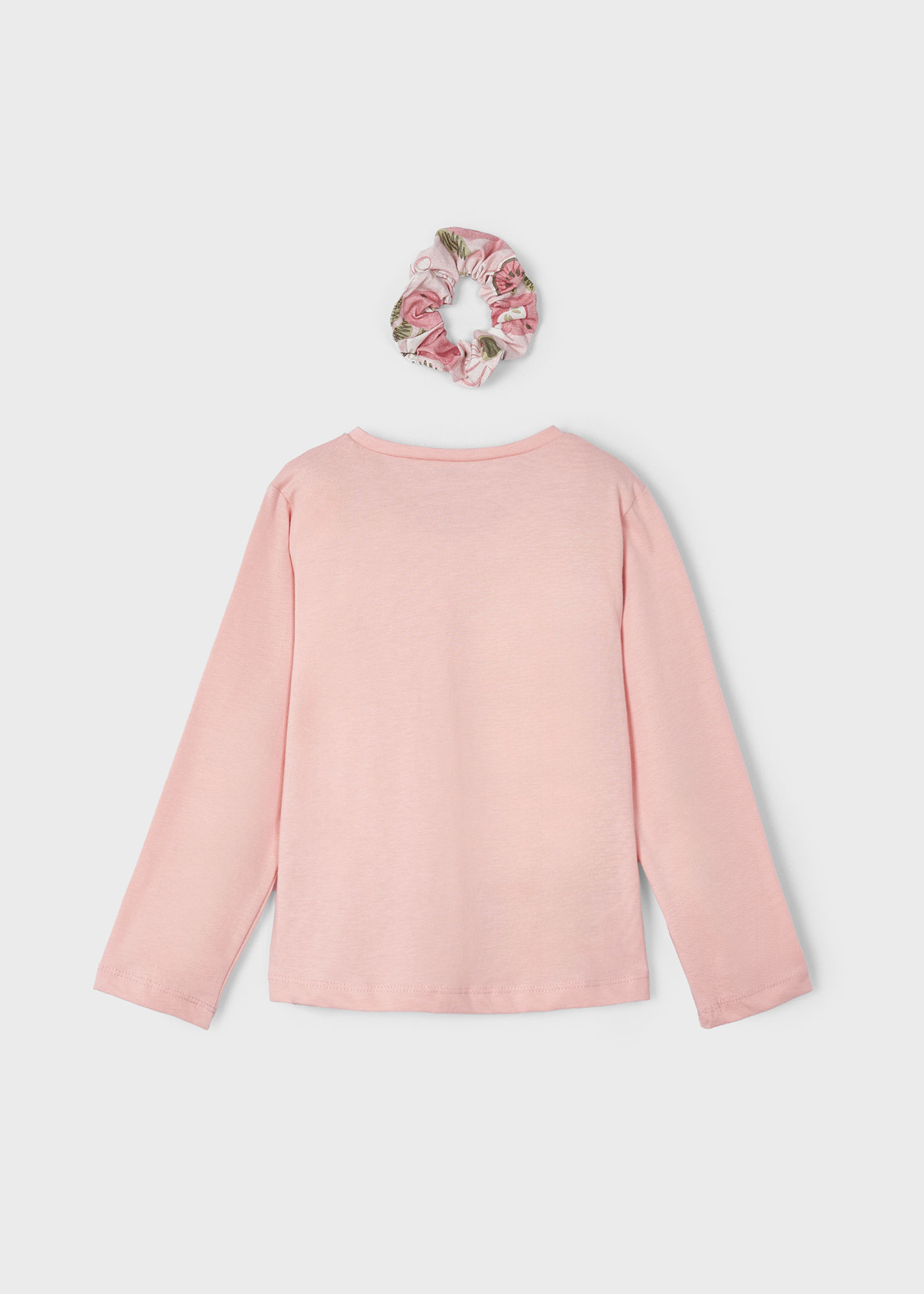Camiseta infantil Better Cotton com elástico de cabelo.