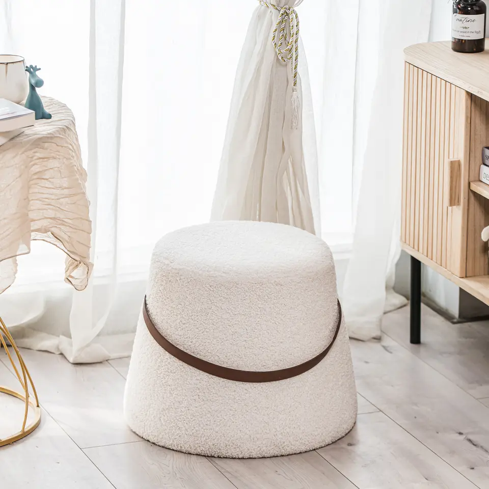 Poef met witte krullen in Scandinavische stijl