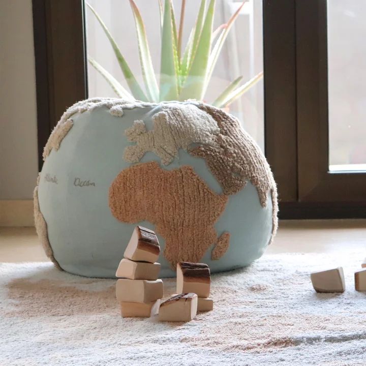 Lorena Canals - World Map Pouf, Ø 50 cm, hellblau / beige
