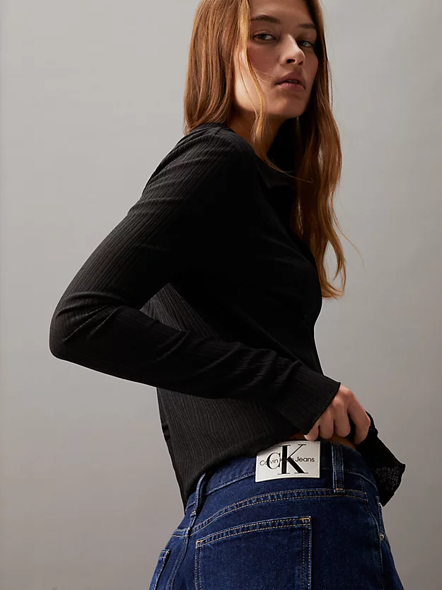 Calça jeans folgada de cintura extremamente baixa