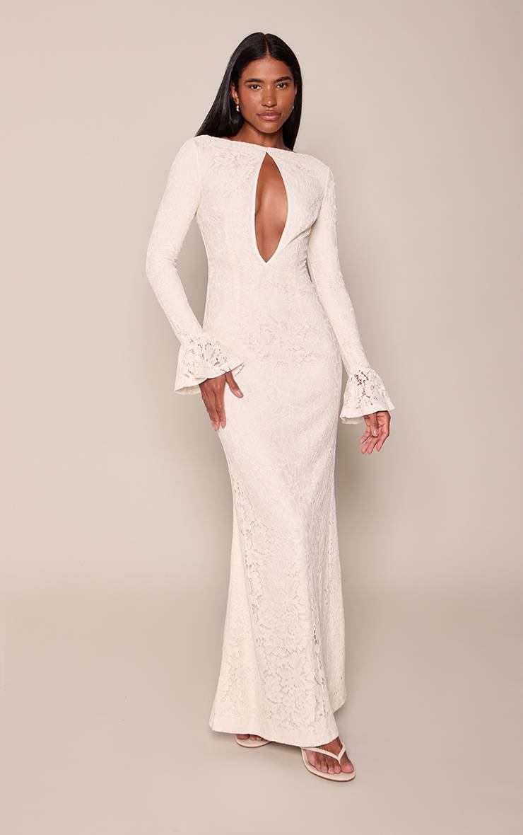 Crème Robe Longue Évasée En Dentelle Avec Découpe Au Décolleté Et Manches Longues Évasées