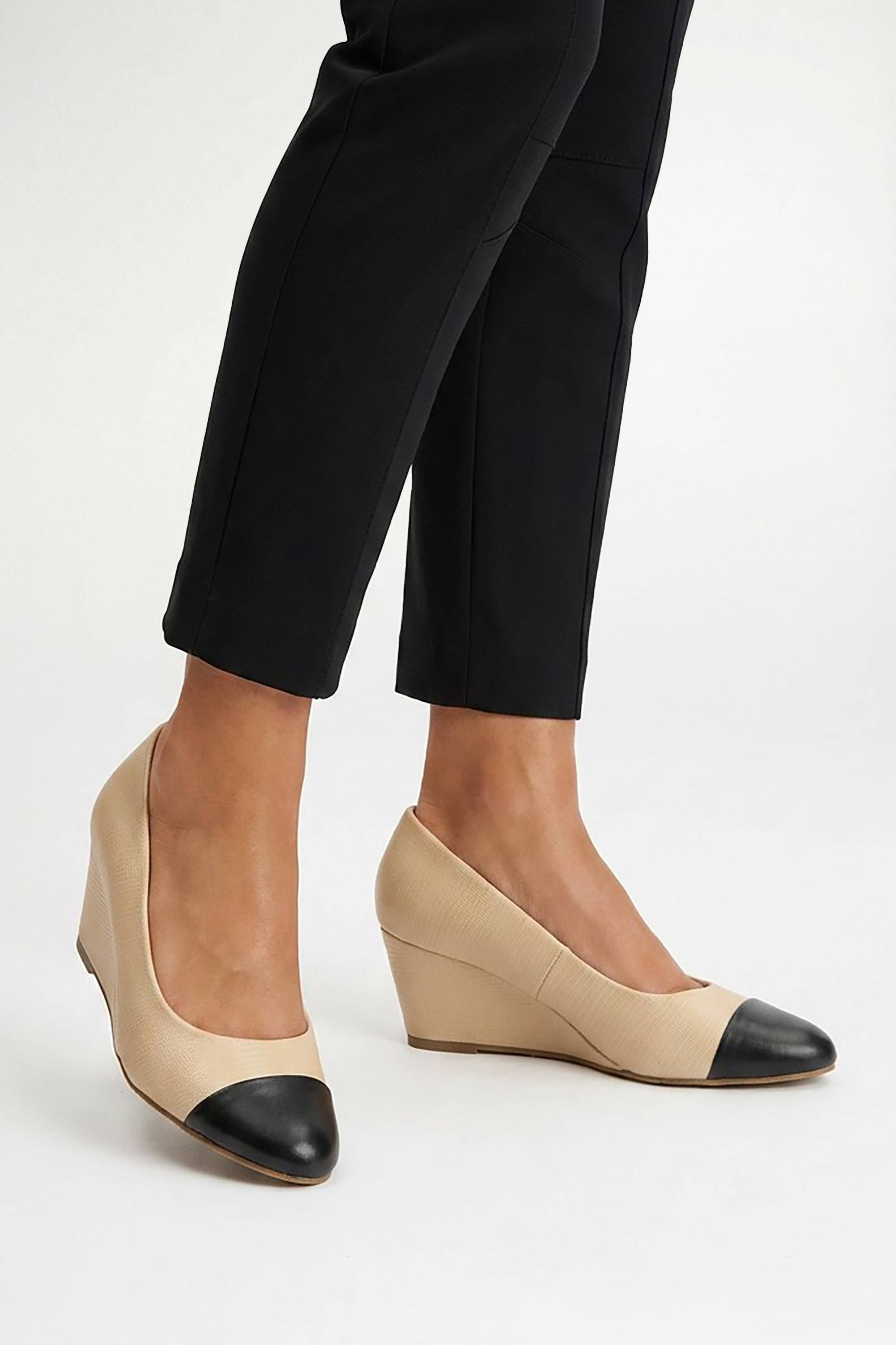 Wallis Chaussures De Ville À Bout Amande Avec Empiècement, Talon Compensé Moyen, Coupe Large
