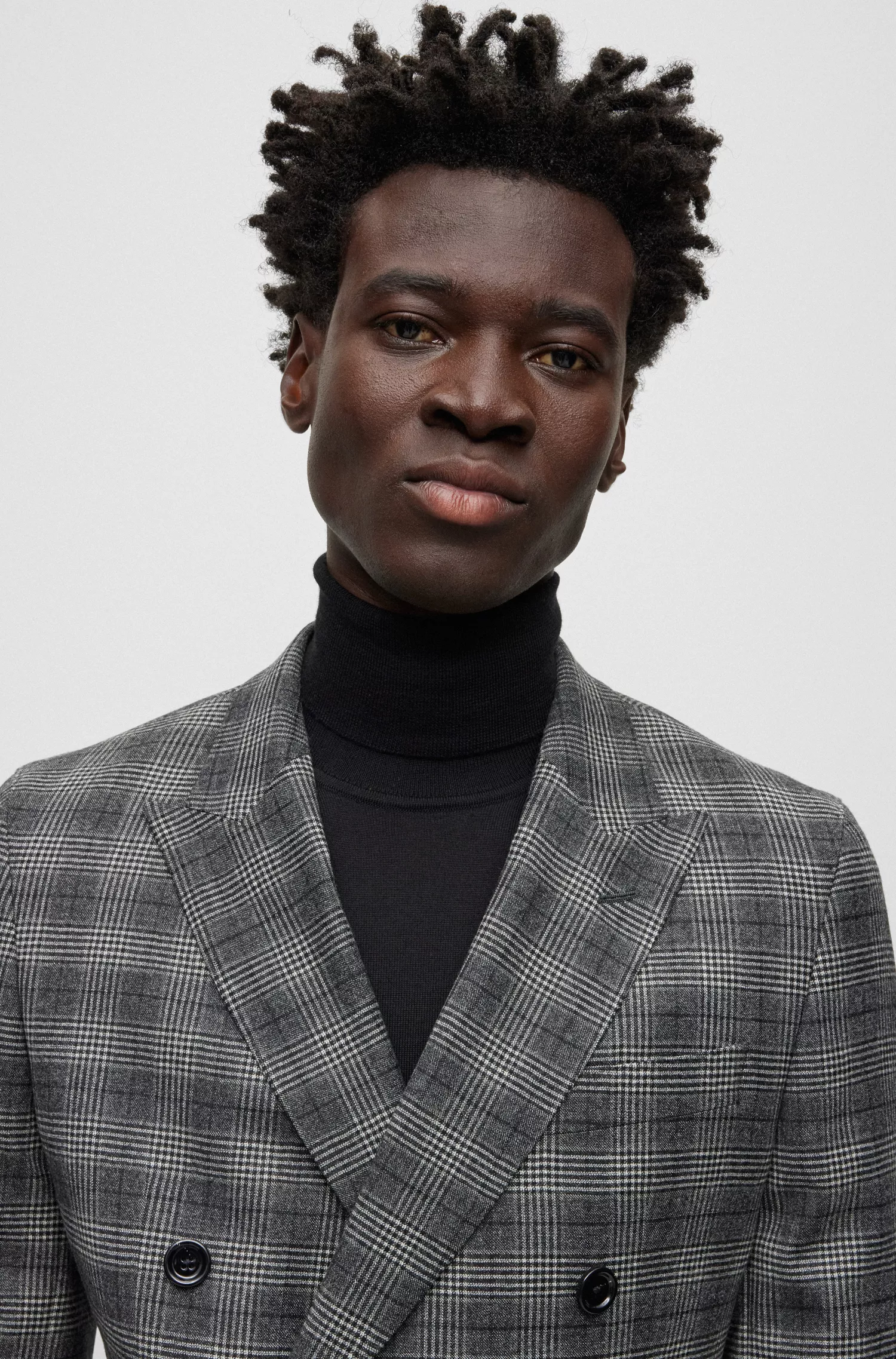 Terno BOSS preto slim fit em lã elástica xadrez.