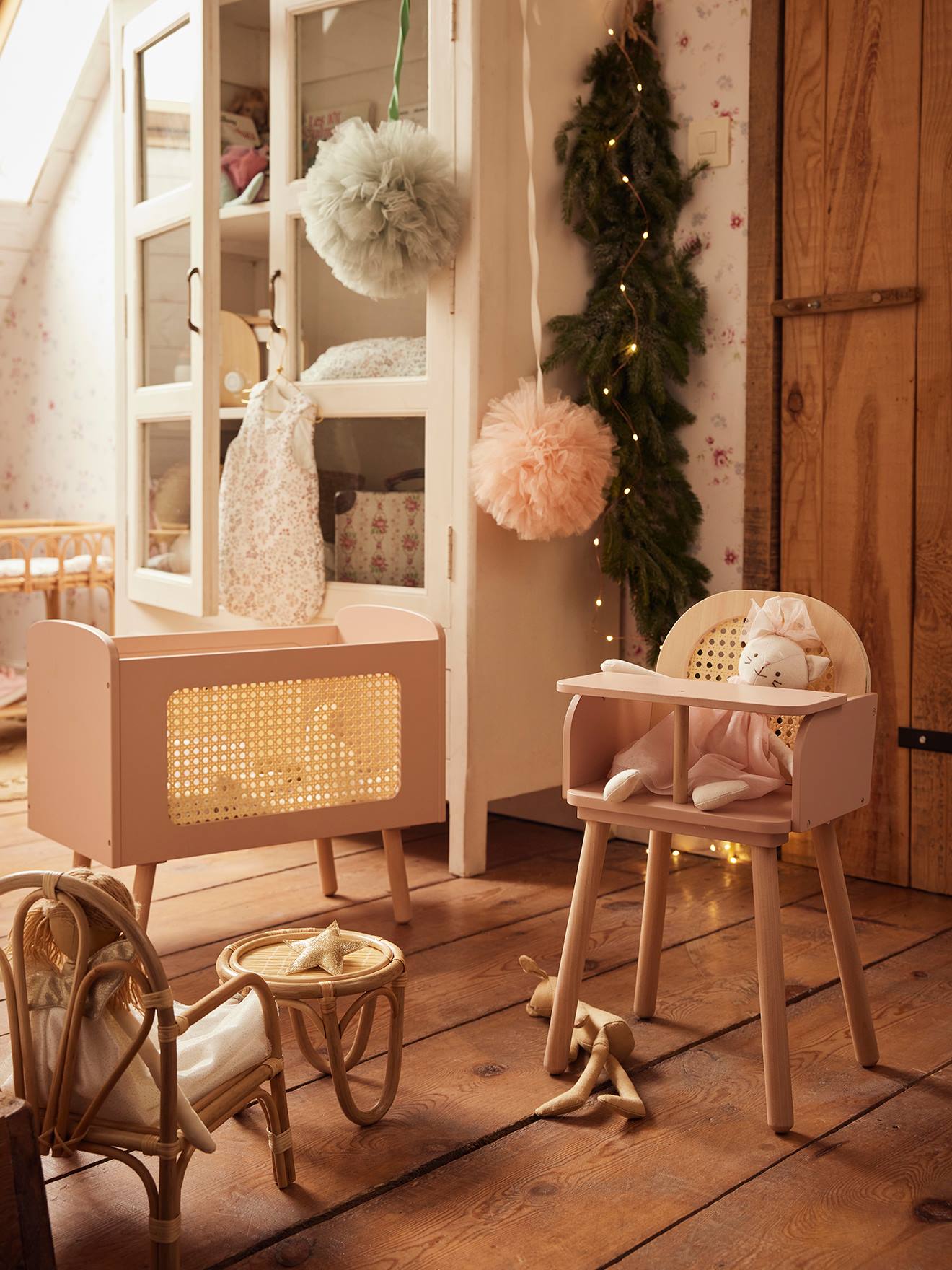 Cadeira e mesa de boneca em rattan bege