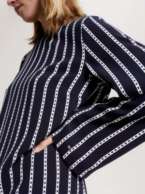 Vestido de crepe com estampa argyle e modelagem reta.