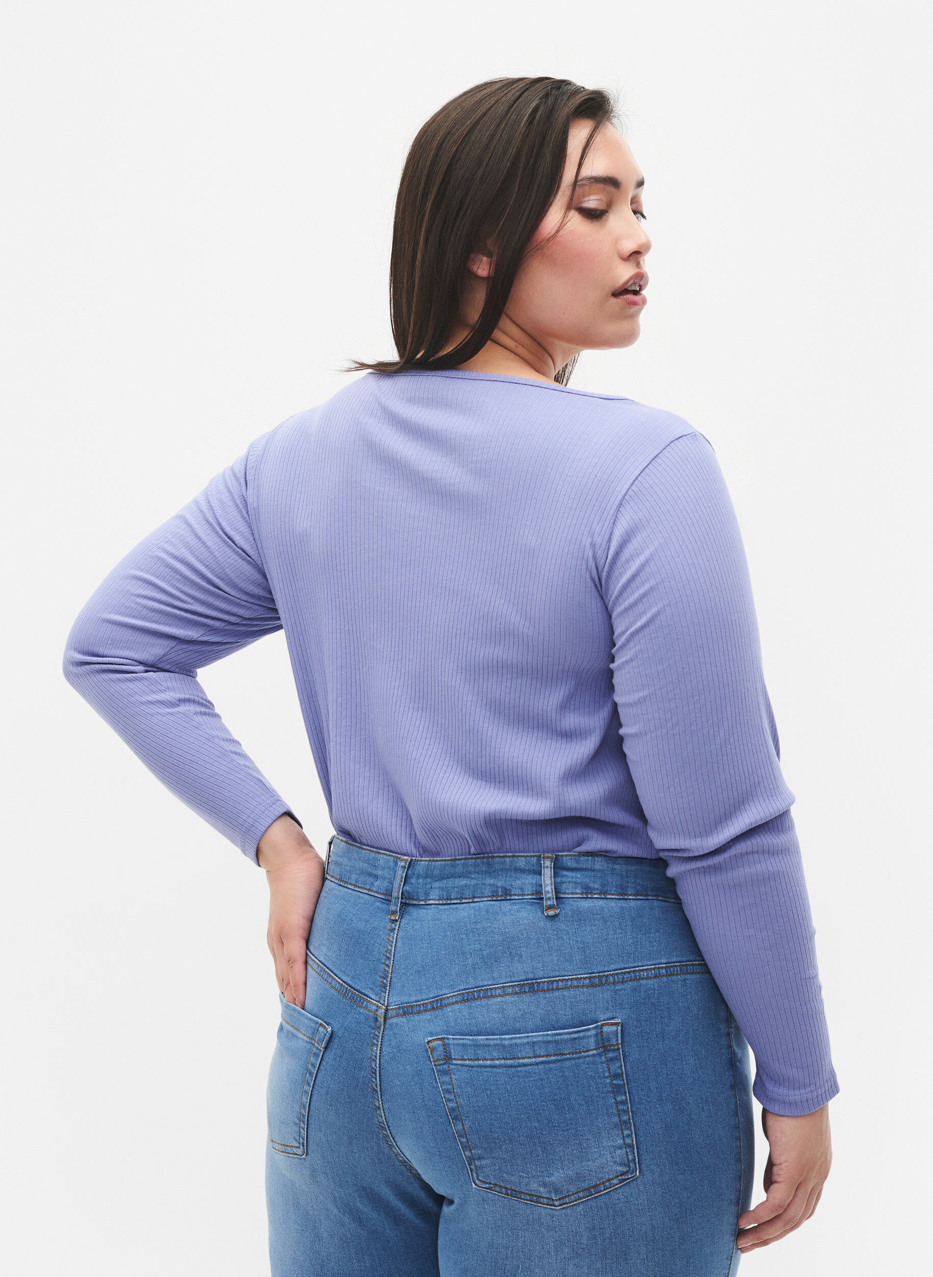 Langærmet t-shirt med asymmetrisk udskæring